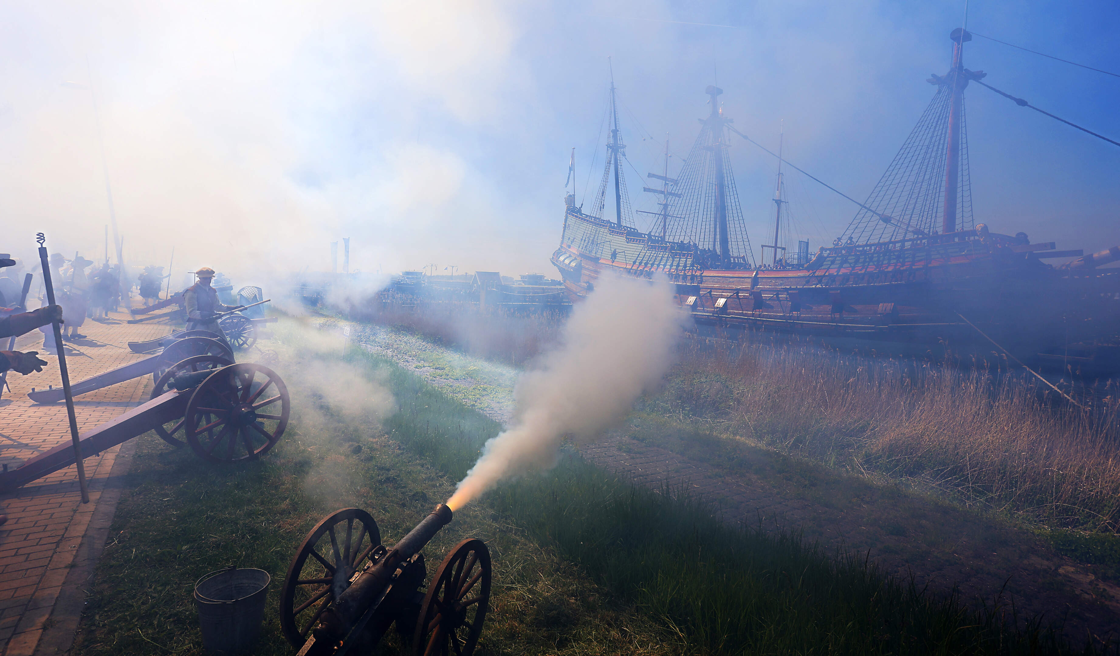 Laatste waterkunstje Batavia-replica trekt veel bekijks: ’Noem hem maar Pistolen Paultje’