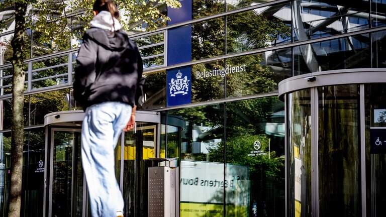 De Belastingdienst hoeft de vrouw geen vergoedingen mee te geven.