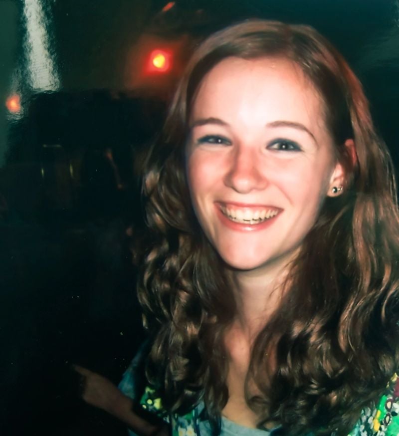 Camita werd slachtoffer van seksueel geweld: ’Aan deze foto zie je niet hoe kapot ik me vanbinnen voelde’