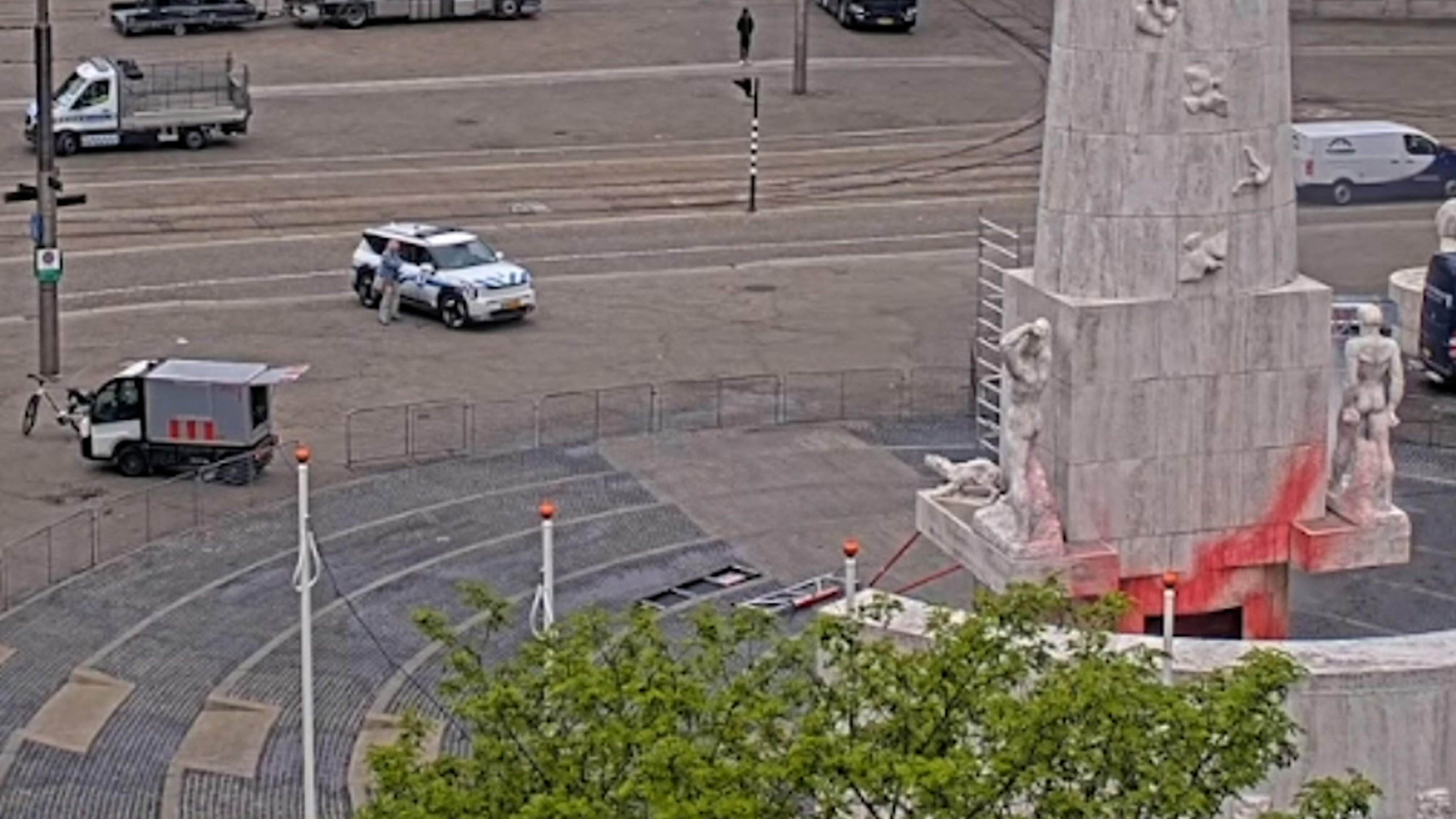Beelden: Monument op de Dam besmeurd met rode verf