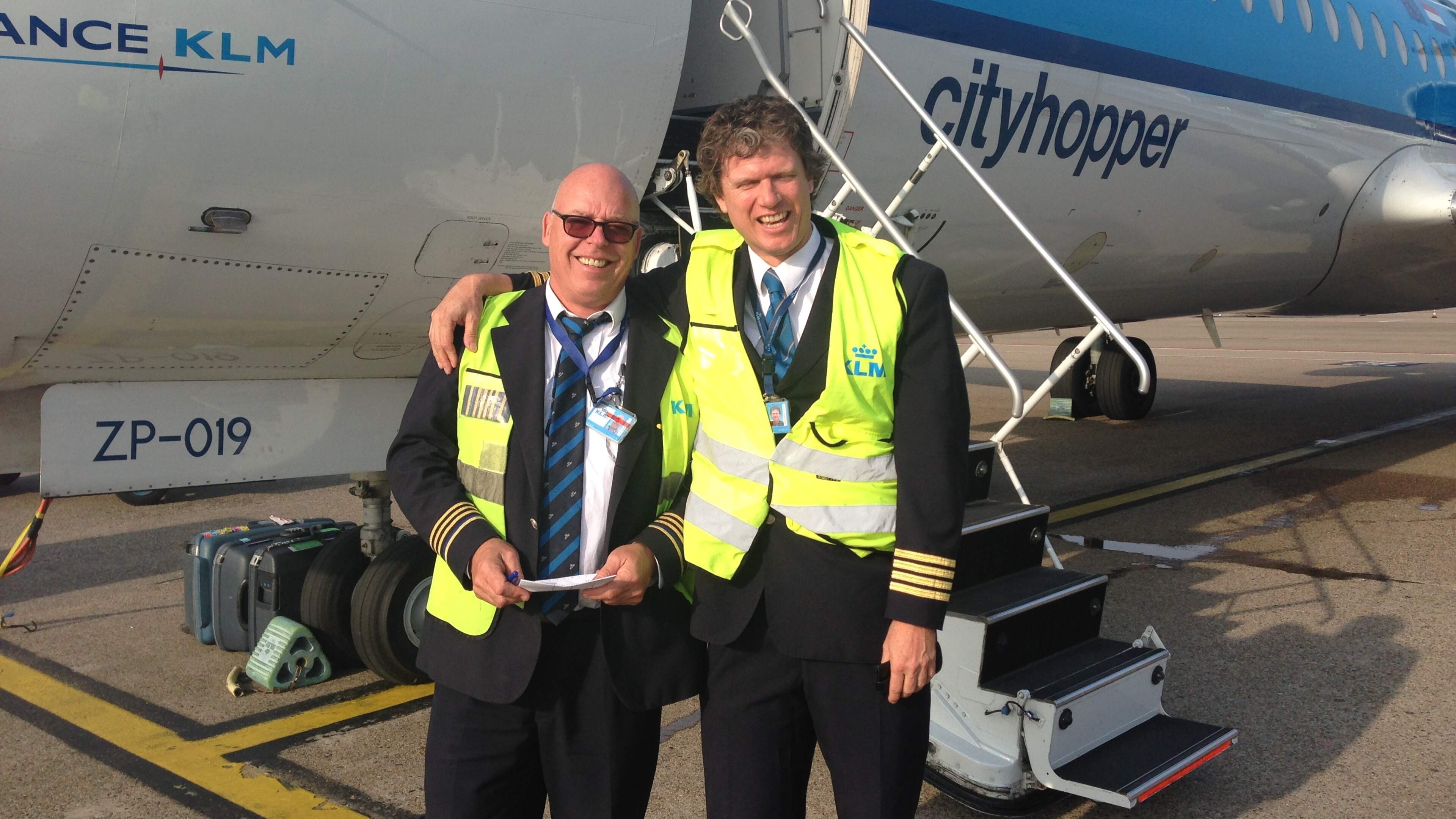 Guus (68) hield vertrekkend KLM‑vliegtuig tegen voor vader op weg naar begrafenis zoon: ’Kippenvelmoment’