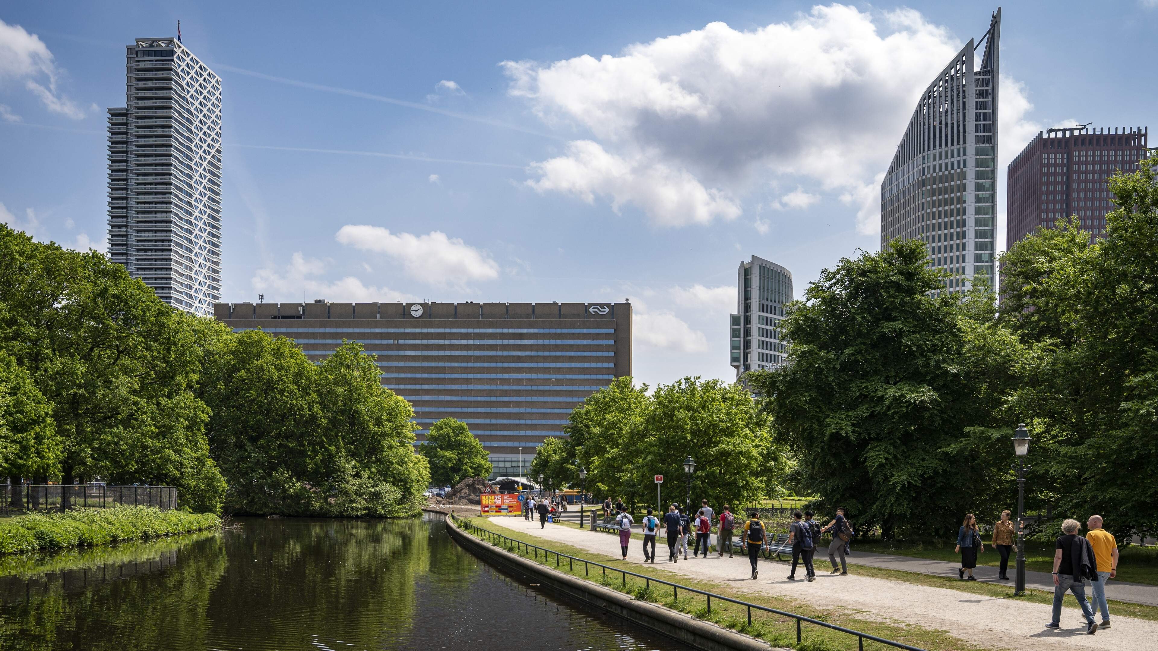 Overleden persoon gevonden in Den Haag, verdachten aangehouden