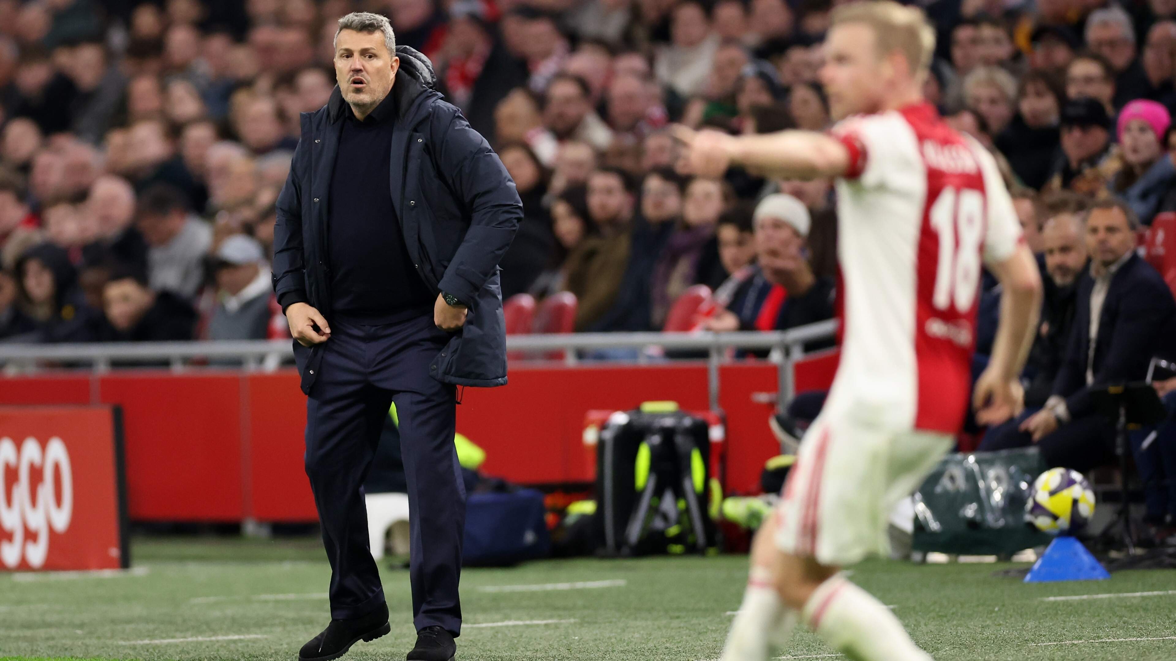 Ajax-trainer Oscar Garcia deelt kritiek op verdedigende tactiek niet: ’Herinner je je de thuiswedstrijd tegen Feyenoord?’