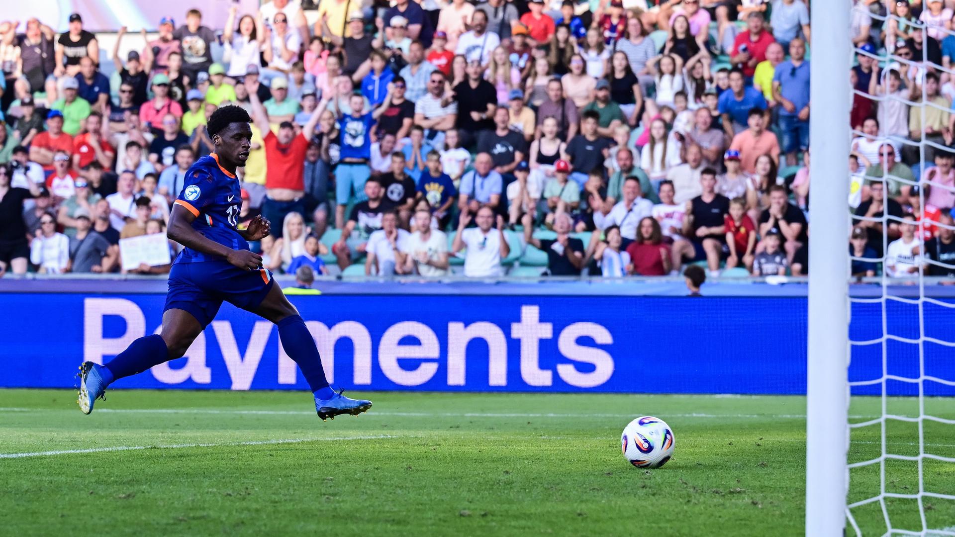 Ernest Poku op weg naar de treffer die Jong Oranje een ronde verder brengt.
