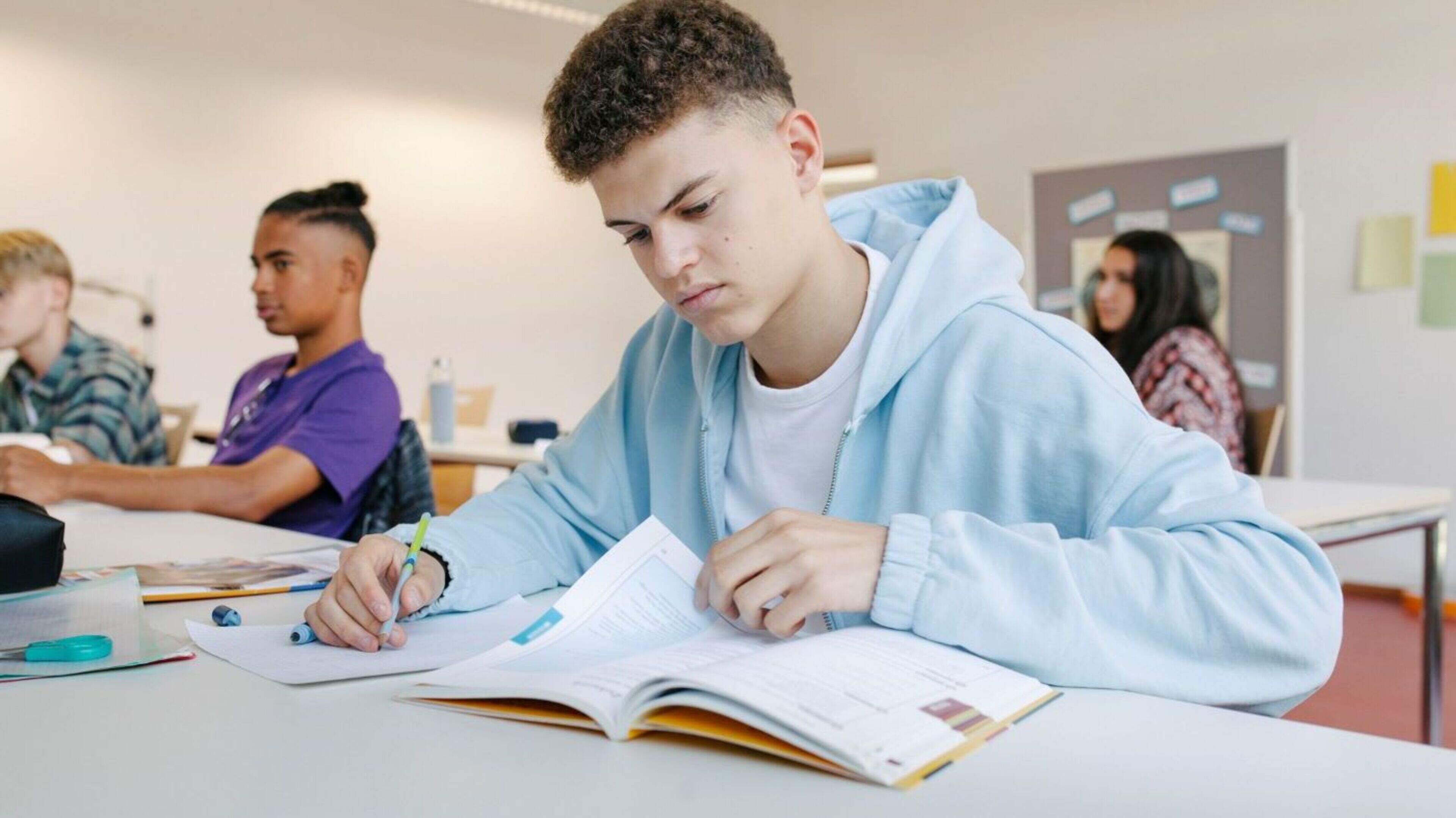 Praat mee: Kinderen kunnen steeds slechter lezen, schrijven en rekenen - ligt dat aan de school of ook aan de ouders?