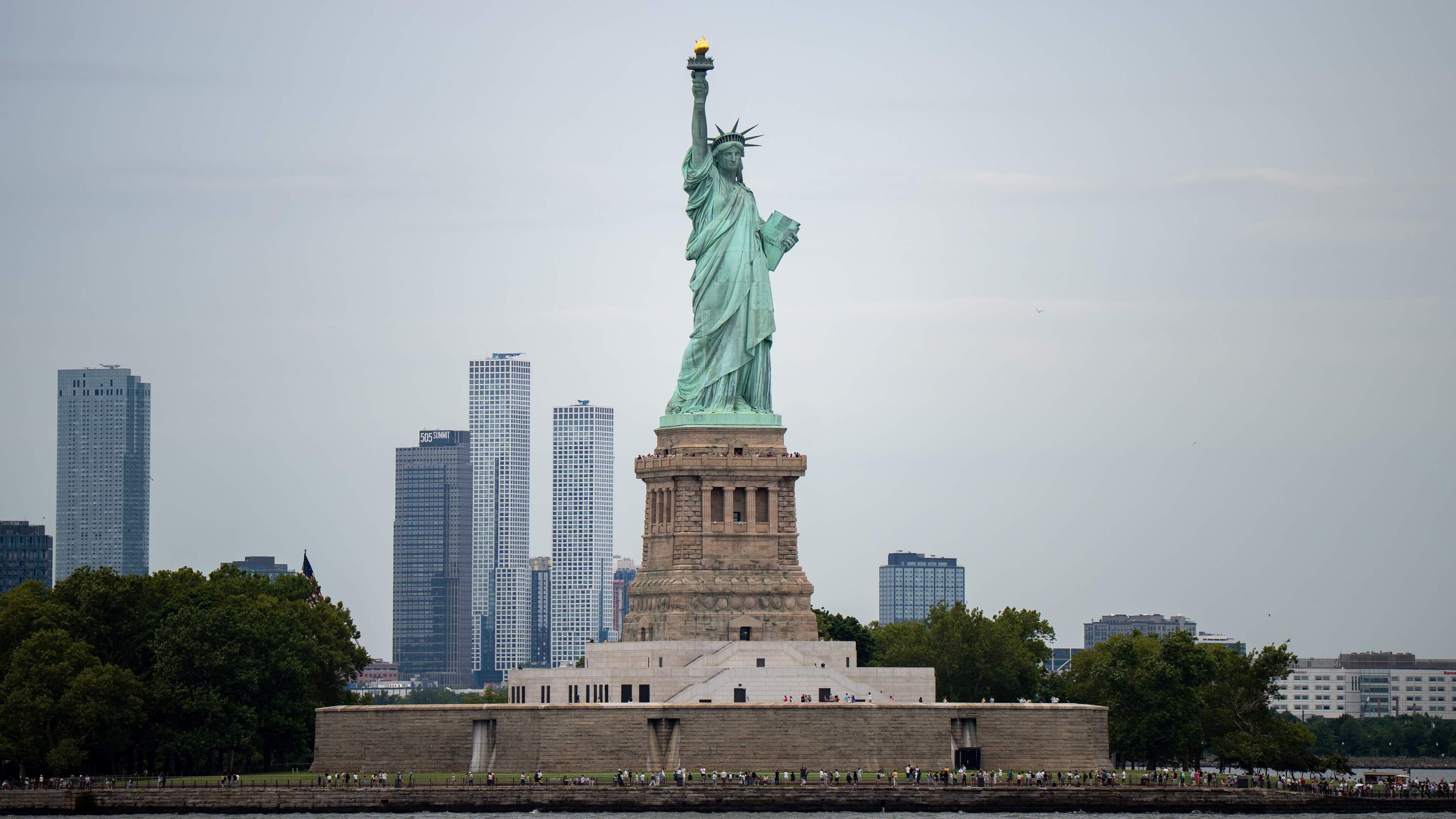 Vrouw (27) en baby sterven na omslaan boot bij Vrijheidsbeeld New York