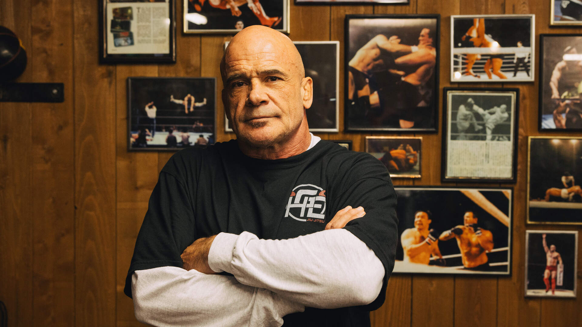 Oud-vechtkampioen Bas Rutten schittert naast Dwayne Johnson en Emily ...