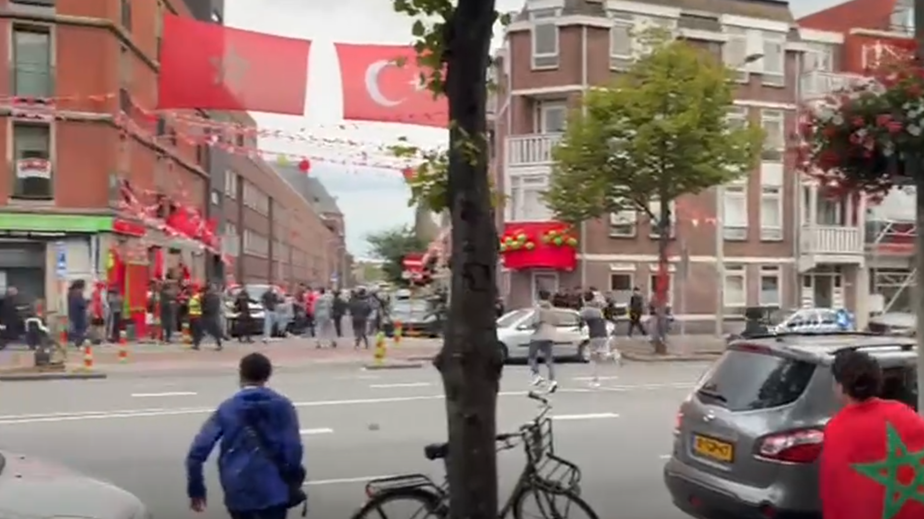 LIVE | Marokko verdubbelt voorsprong: juichende jongeren trekken door straten van de Schilderswijk