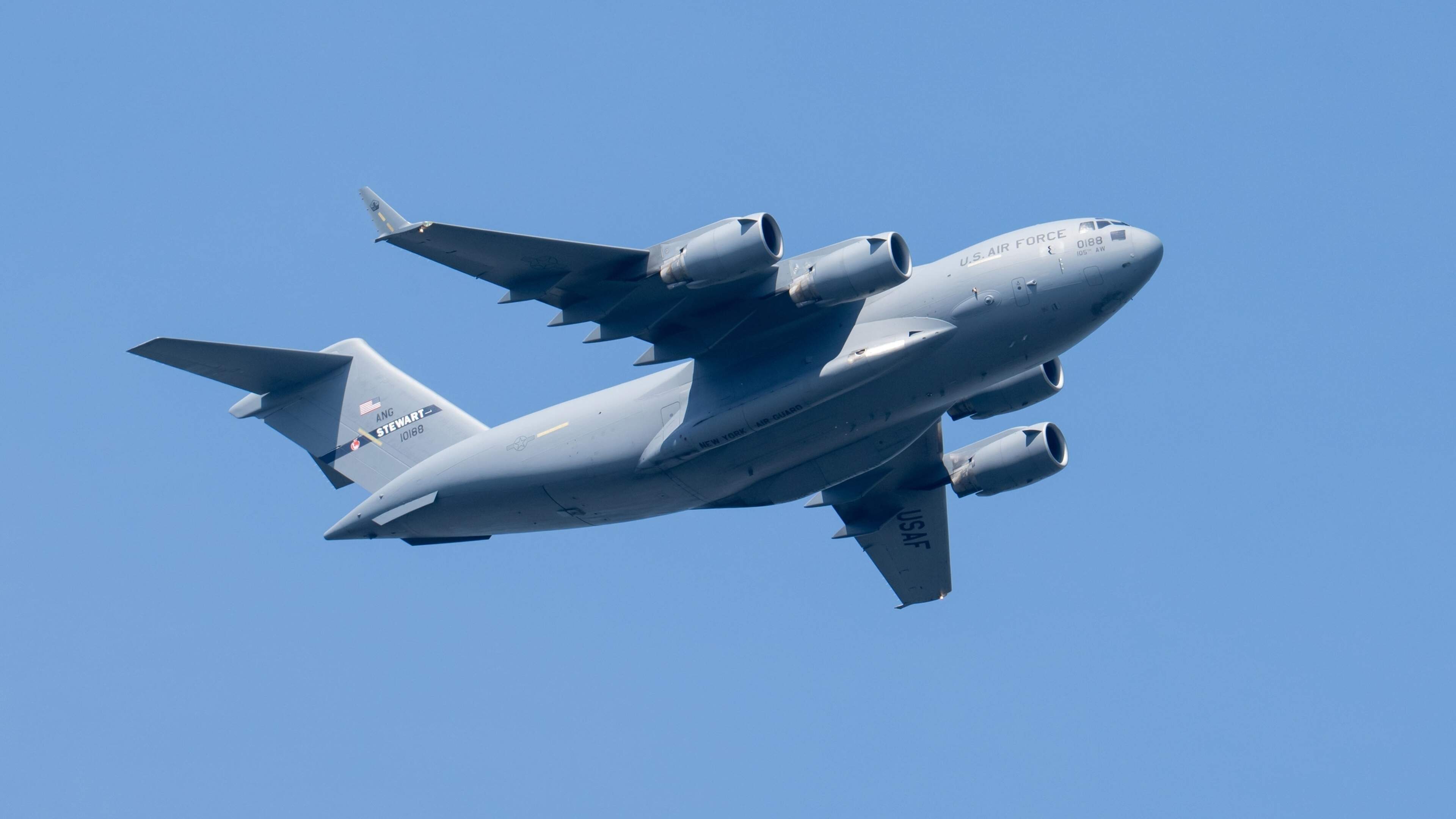LIVE | Amerikaans militair toestel landt op vliegveld in Moskou, Kremlin zegt van niets te weten 