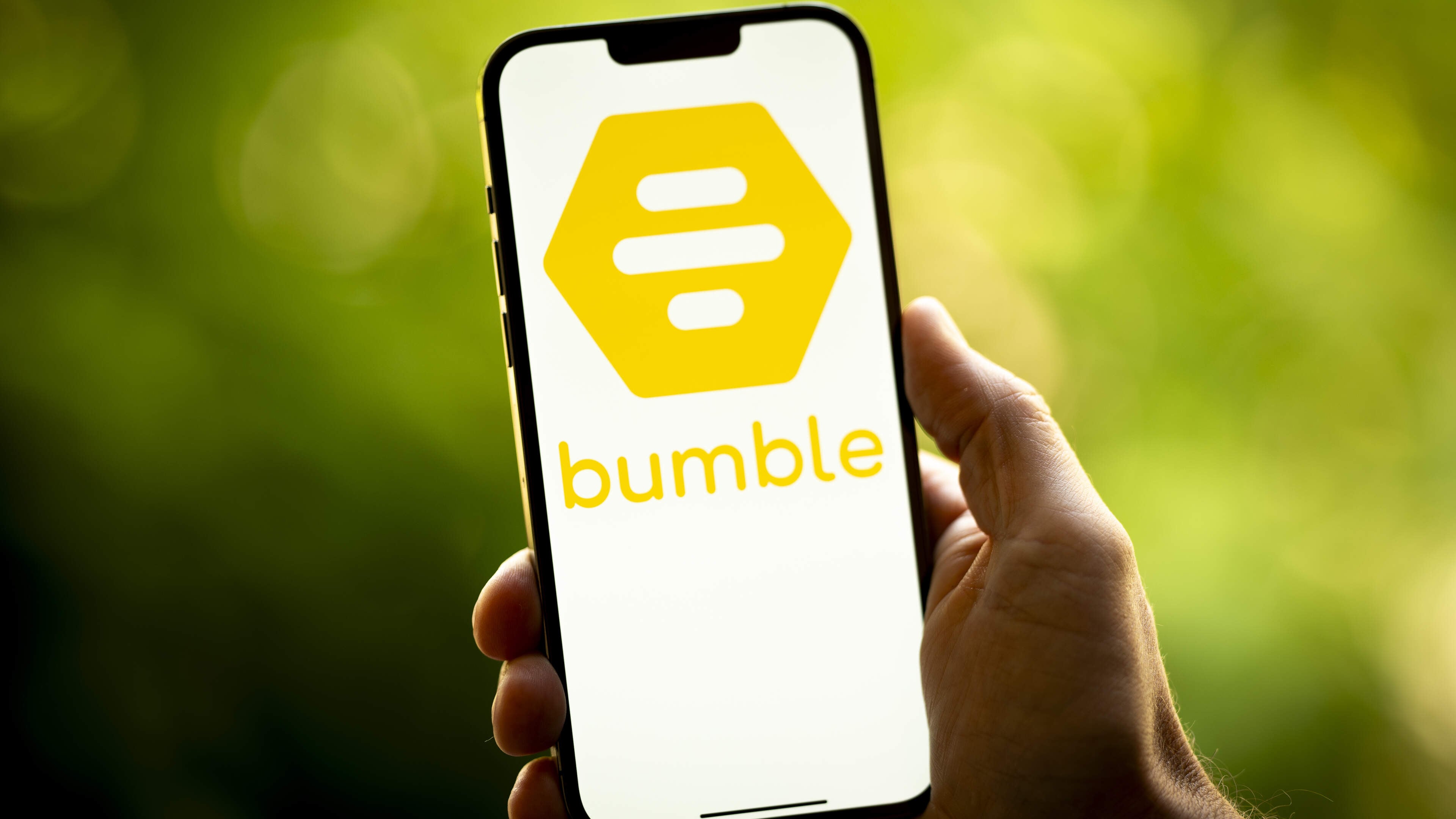 Noodlijdend Bumble schrapt ’geëmancipeerde’ regel: mannen mogen weer als eerste flirten