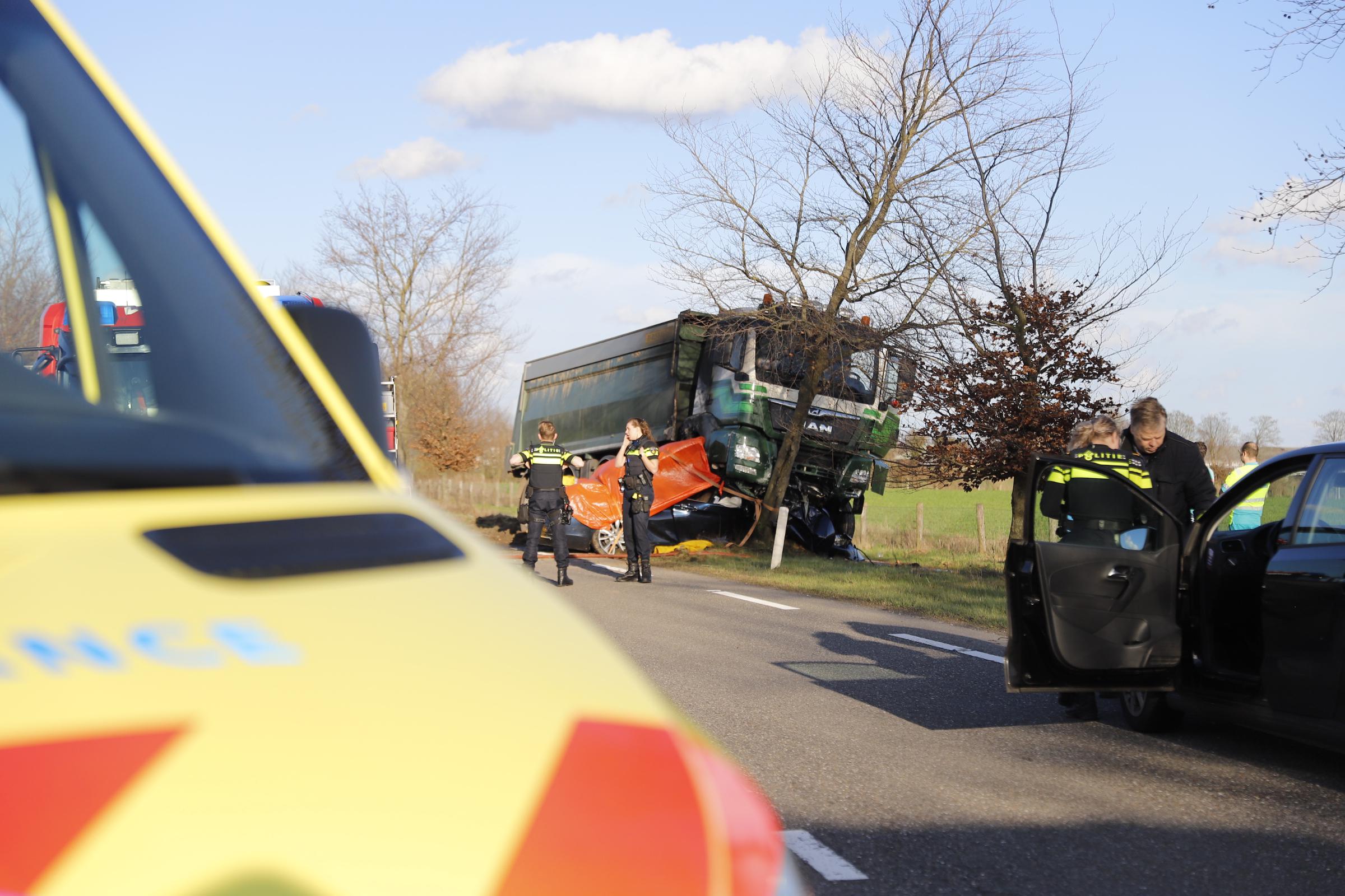 Auto belandt onder vrachtwagen in Oeffelt, bestuurder overleden