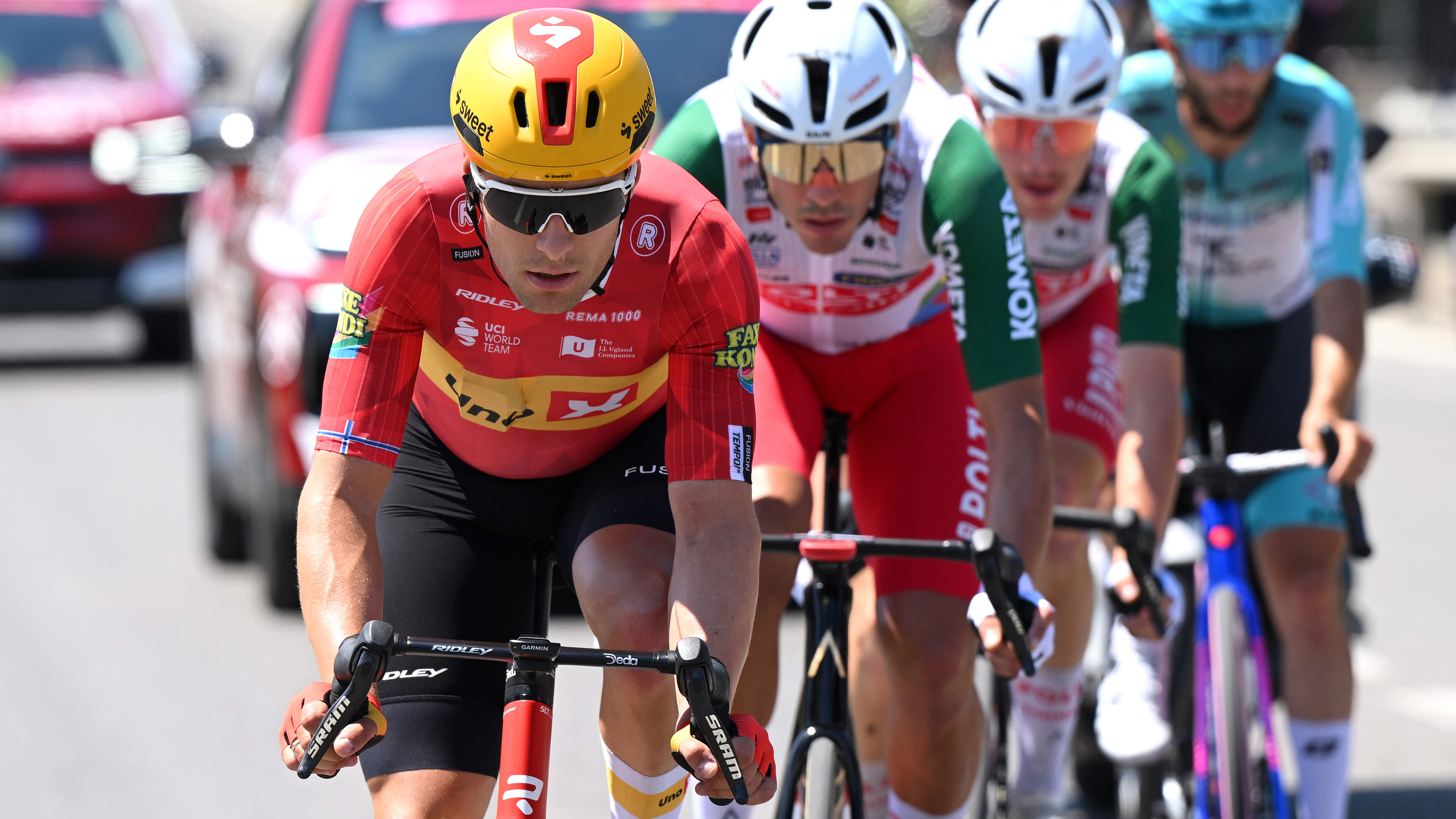 LIVE Giro d’Italia: kopgroepje van vier op minuut van peloton in vlakke 15e etappe