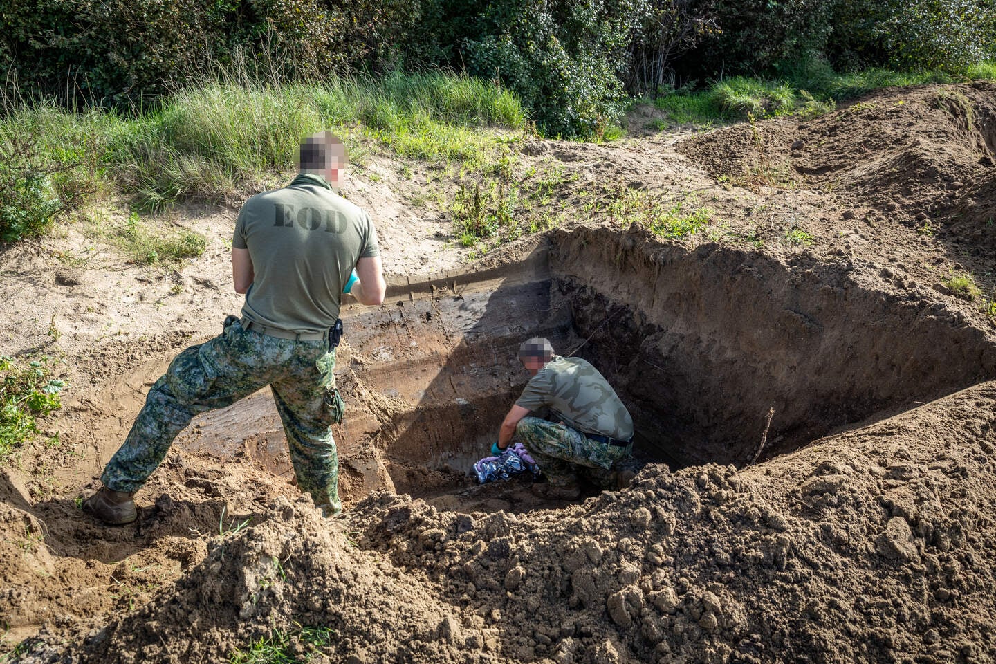 Met een diepe kuil werd er een veilige omgeving voor de detonatie gemaakt.