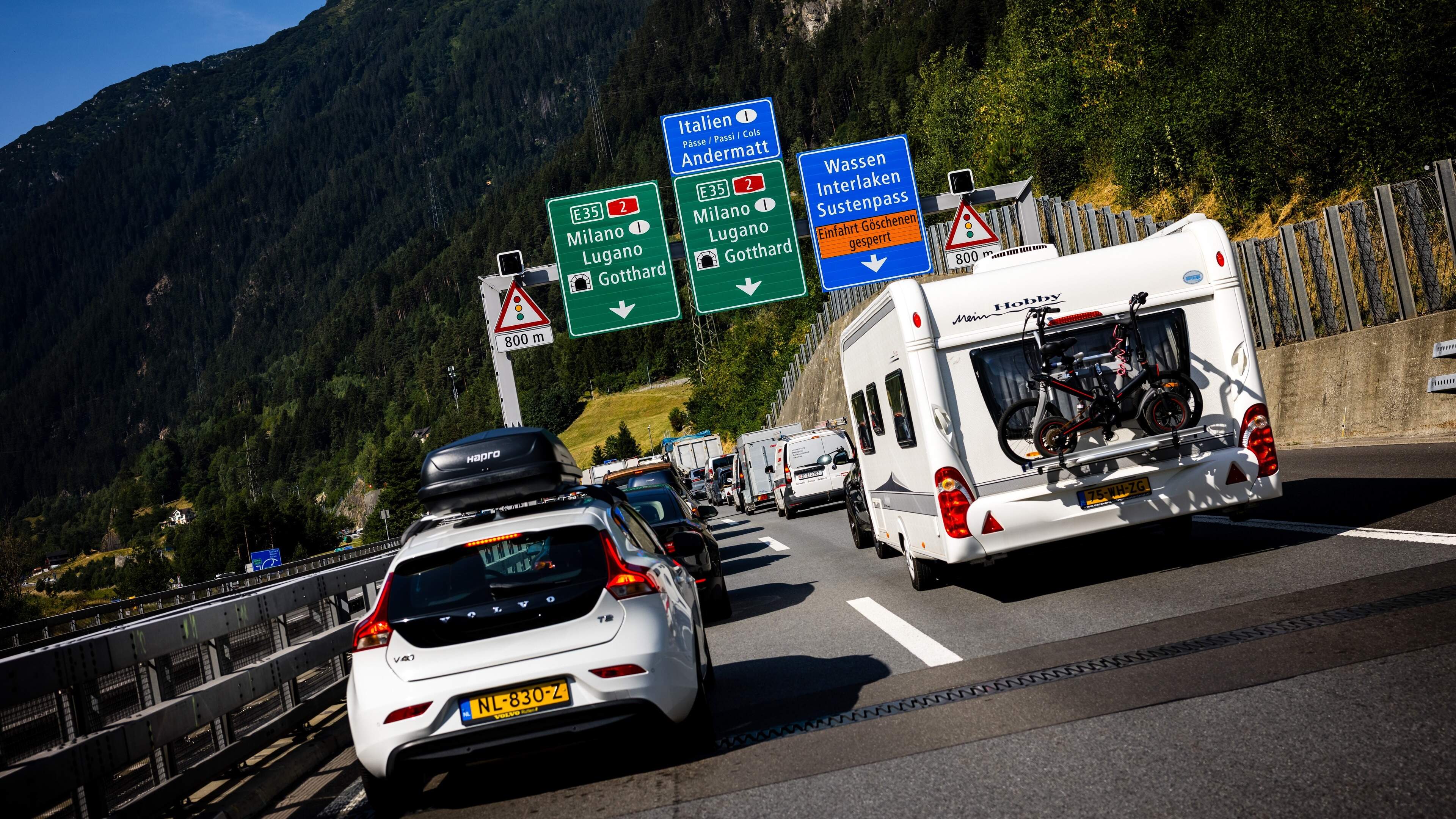 LIVE | Vakantieverkeer zorgt voor fikse drukte op Europese wegen: twintig kilometer file en vertraging tot drie uur bij Zwitserse Gotthardtunnel