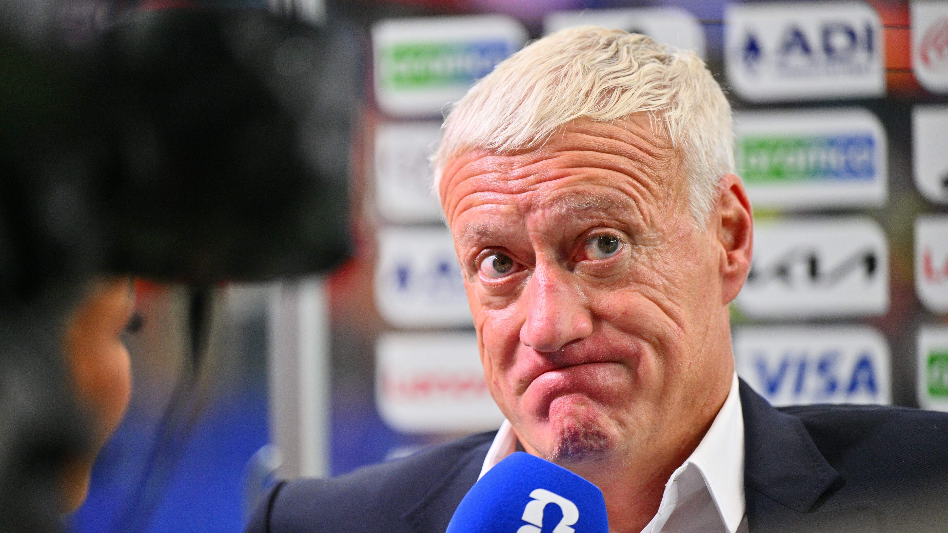 Didier Deschamps wil niet overkomen als zeurpiet: ’Maar had de scheidsrechter wel het niveau?’