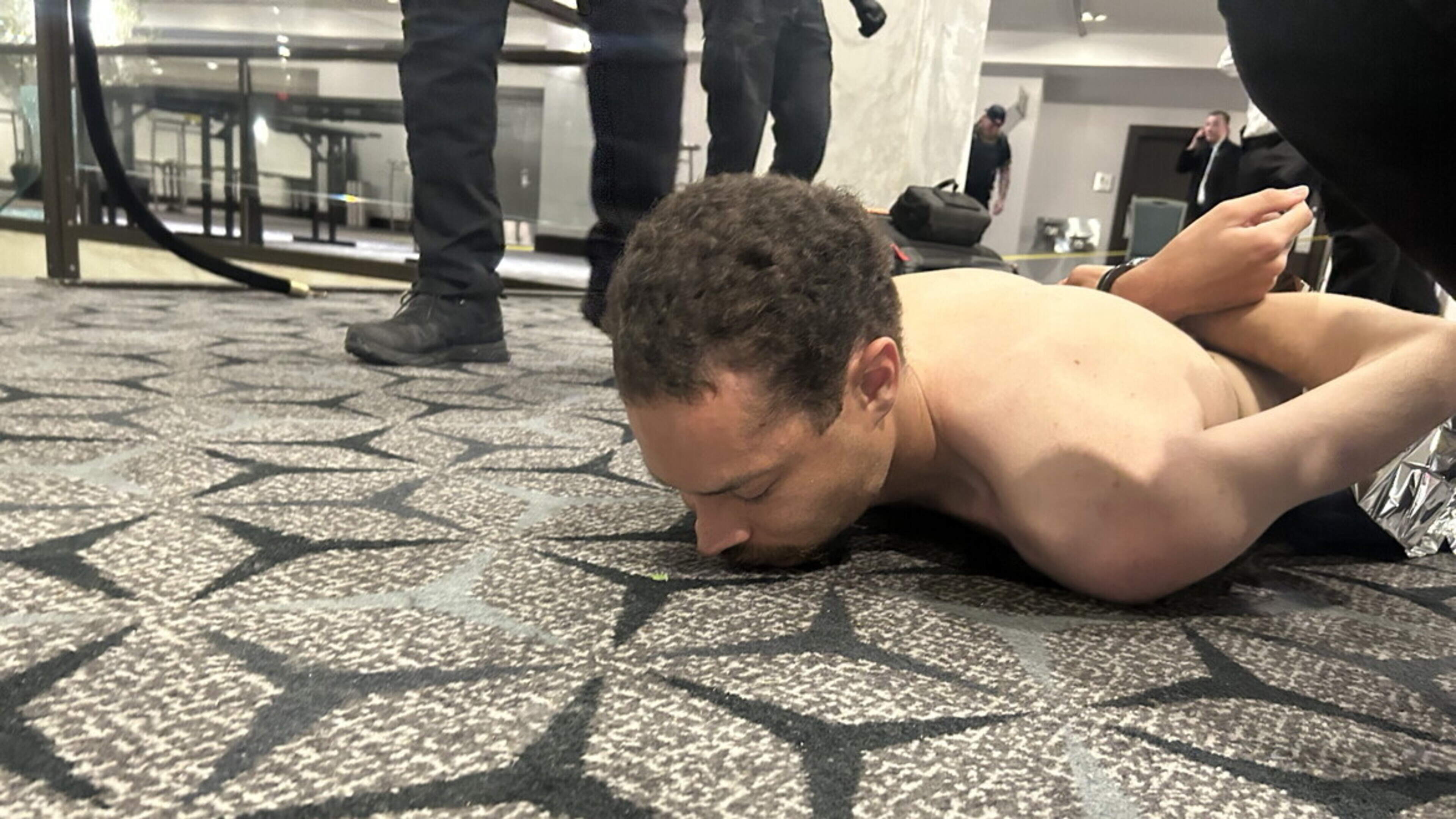 Cole Tomas Allen (31) was een ’rustige en aardige’ leraar, voordat hij zwaarbewapend richting Trump stormde: dit weten we nu over de verdachte