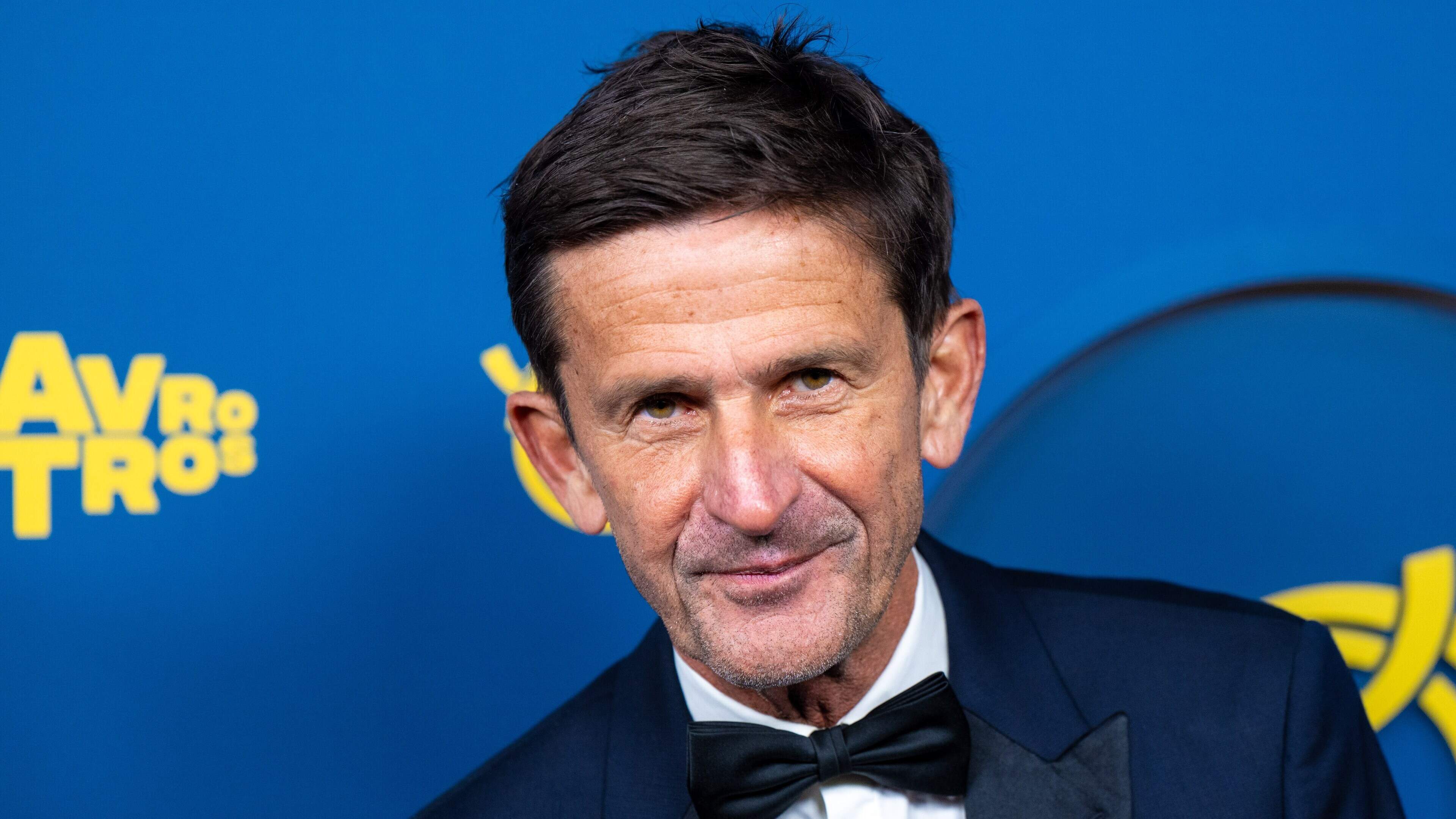 Cornald Maas kijkt Songfestival voor het eerst sinds 1983 thuis met moeder, is hij er volgend jaar wel weer bij? ’Hangt van één ding af’