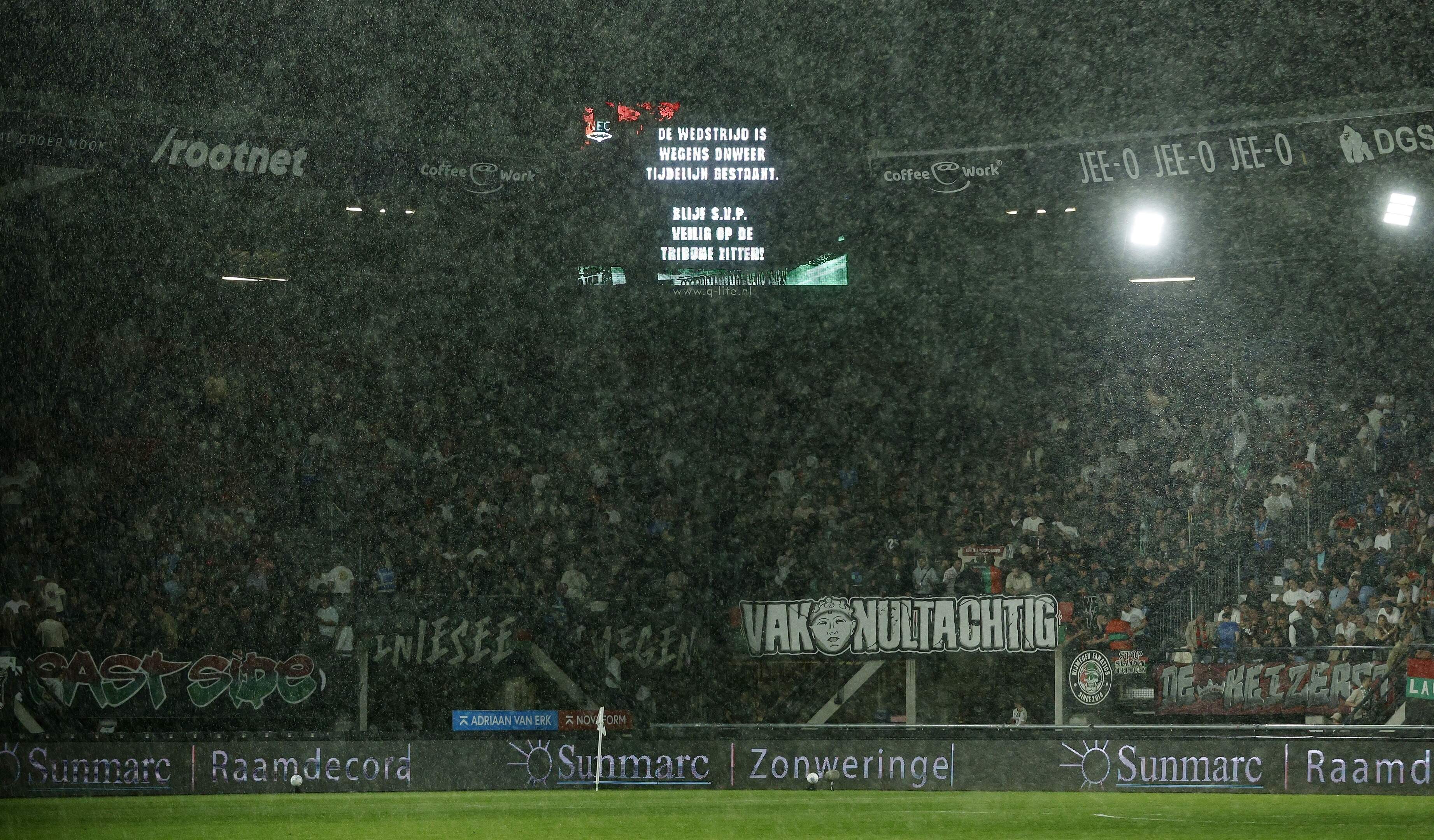 Wedstrijd tussen NEC en Telstar tijdelijk stilgelegd om onweer