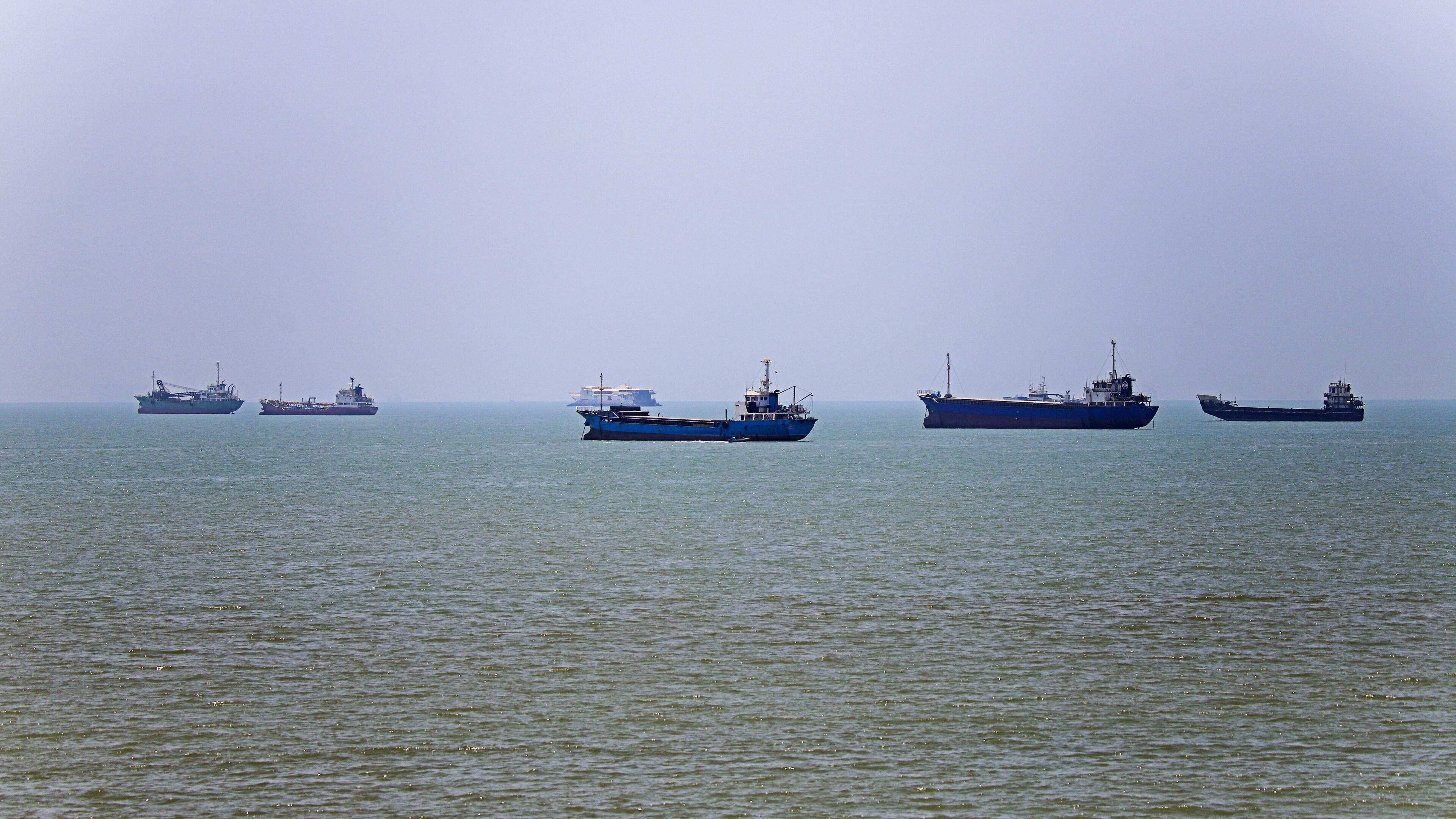 LIVE | Tankerpassages Straat van Hormuz op laagste punt in twee maanden, zeer grote tanker op weg naar China