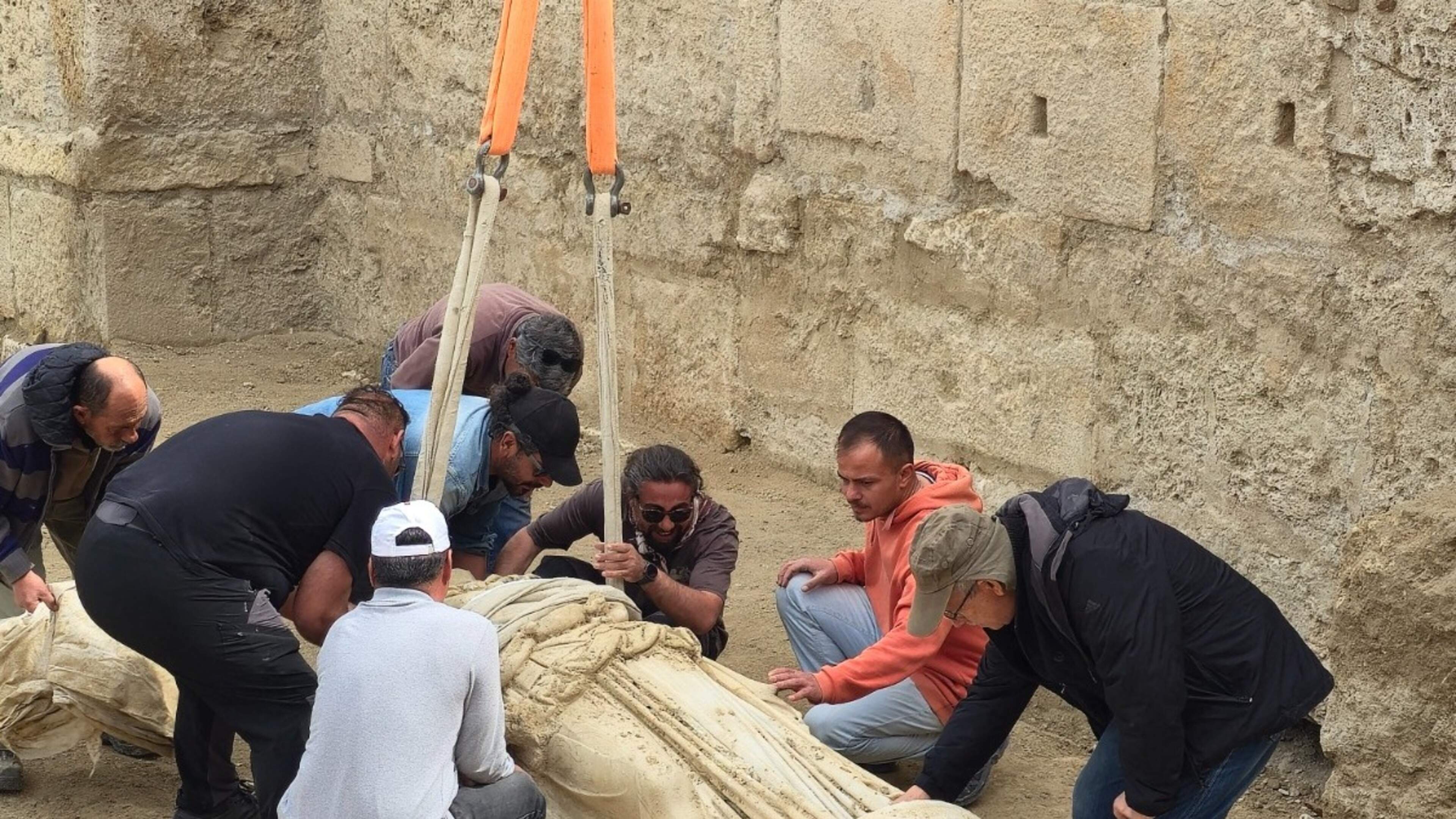 Groot, oud beeld van Athena opgegraven in Turkije