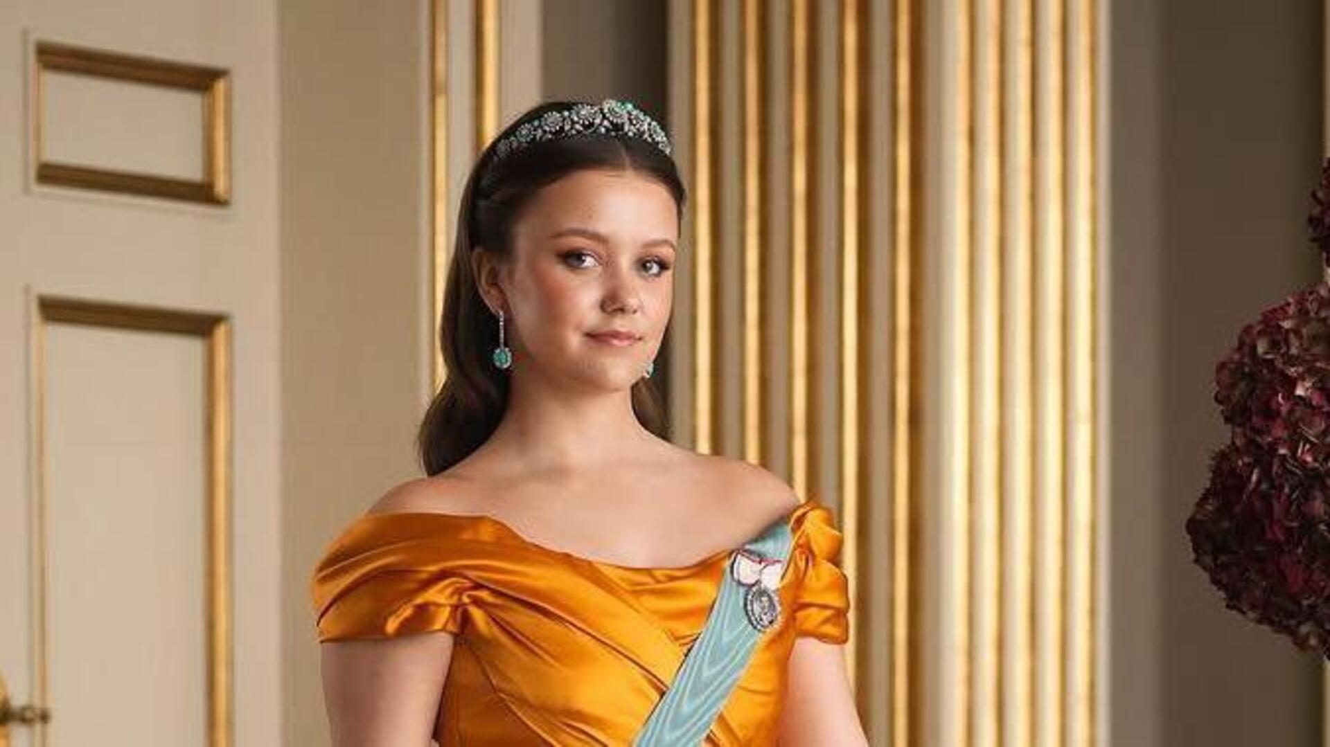Deense prinses oogt lof door smartphone vast te houden op officiële ...