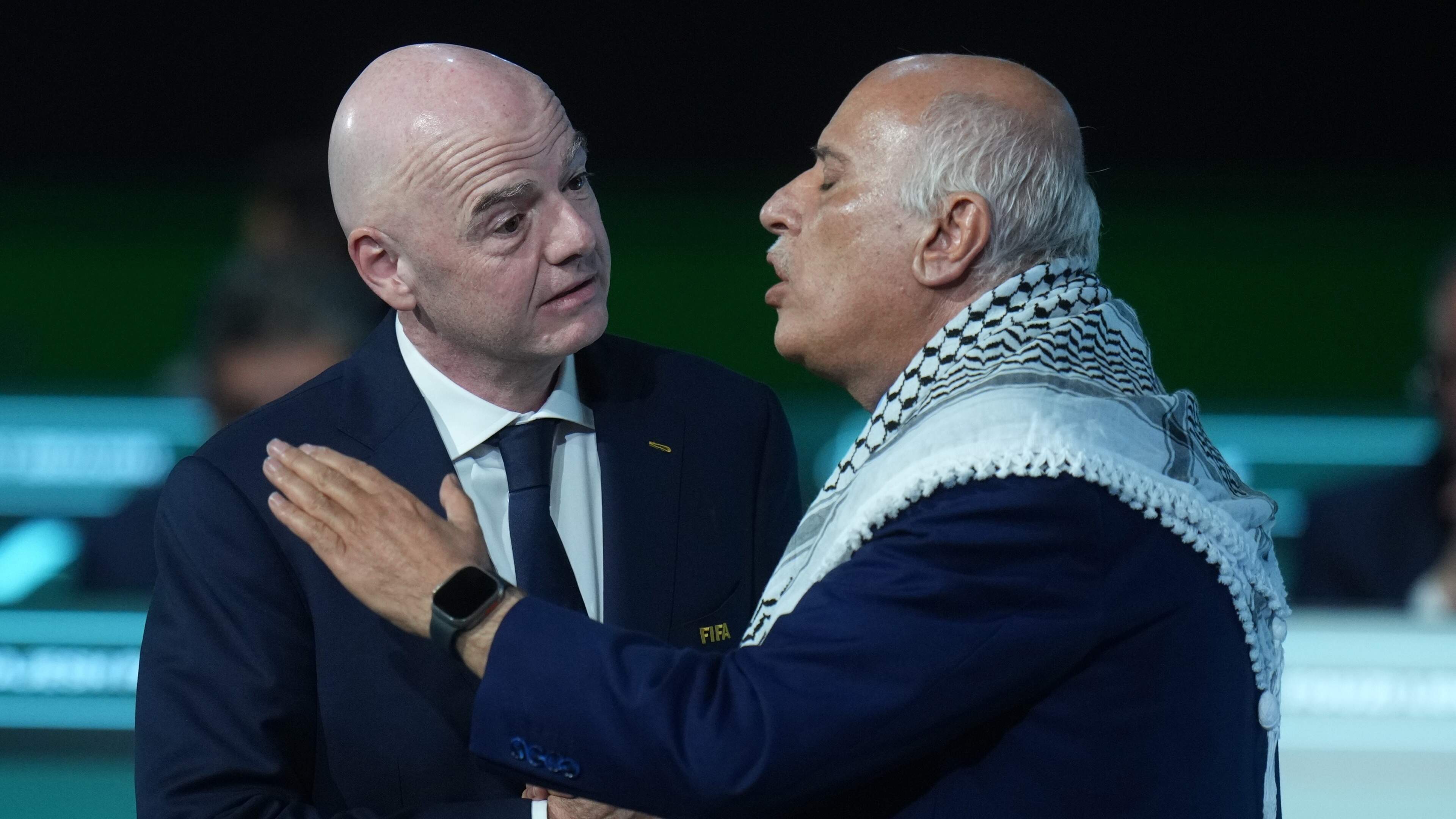 VIDEO Vertegenwoordiger Palestijnse voetbalbond weigert handen te schudden met Israëlische collega