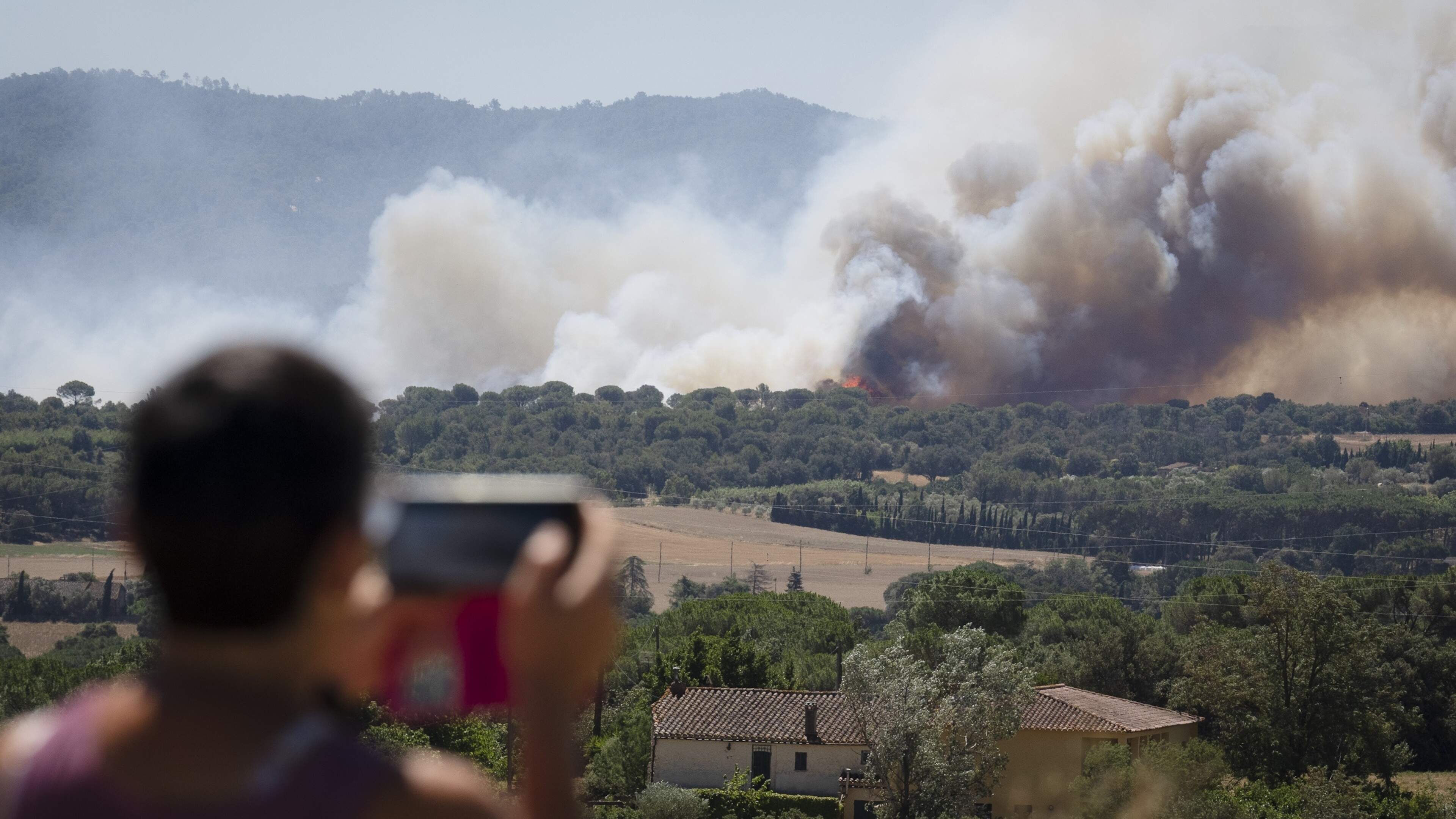 Na Frankrijk ook toeristen in Spanje getroffen door bosbrand: ’Als het moet zijn we zo weg’