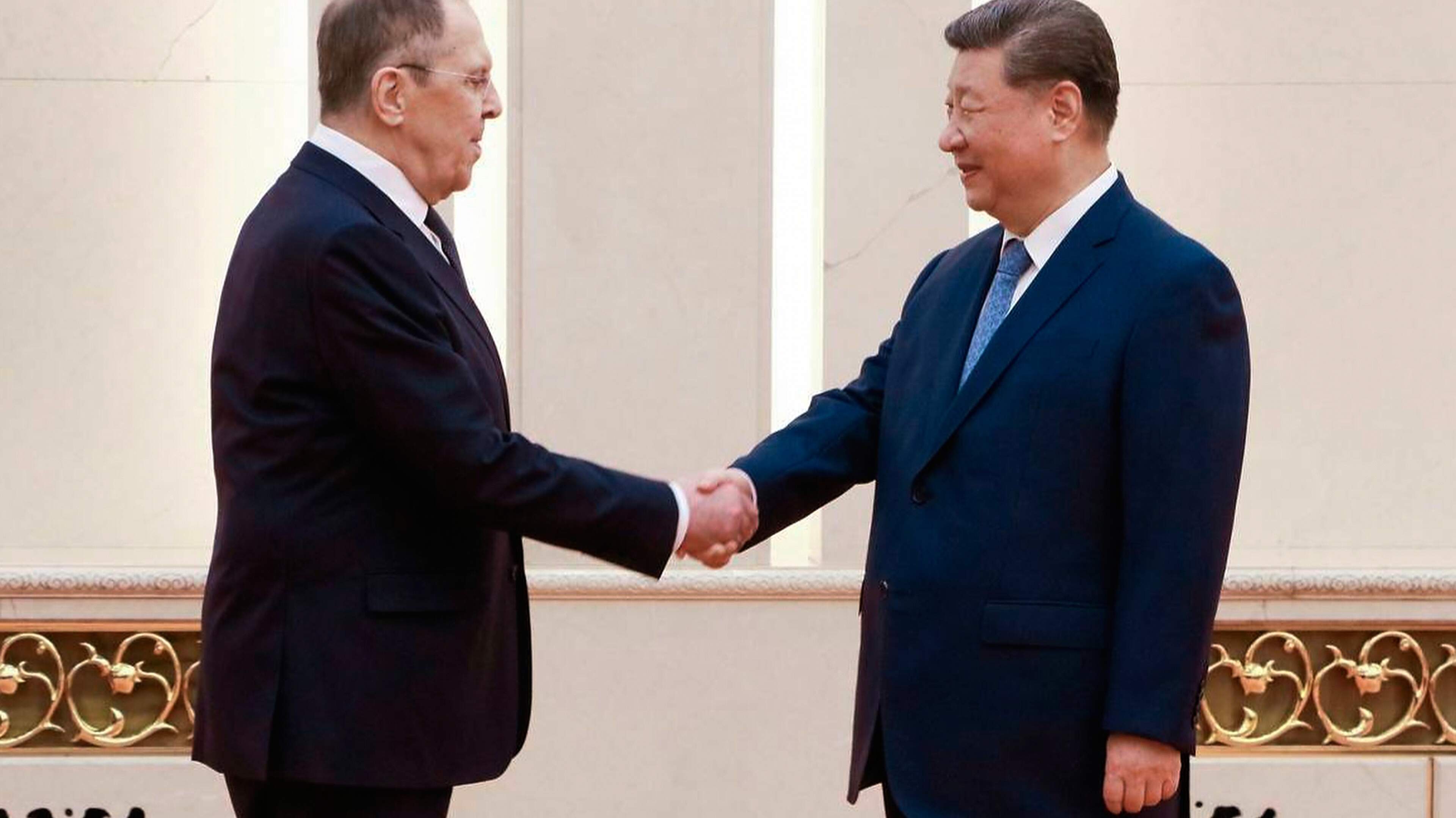 LIVE | Lavrov bij Xi: ’Rusland kan zonder twijfel de energietekorten van China opvangen nu Straat van Hormuz dicht is’