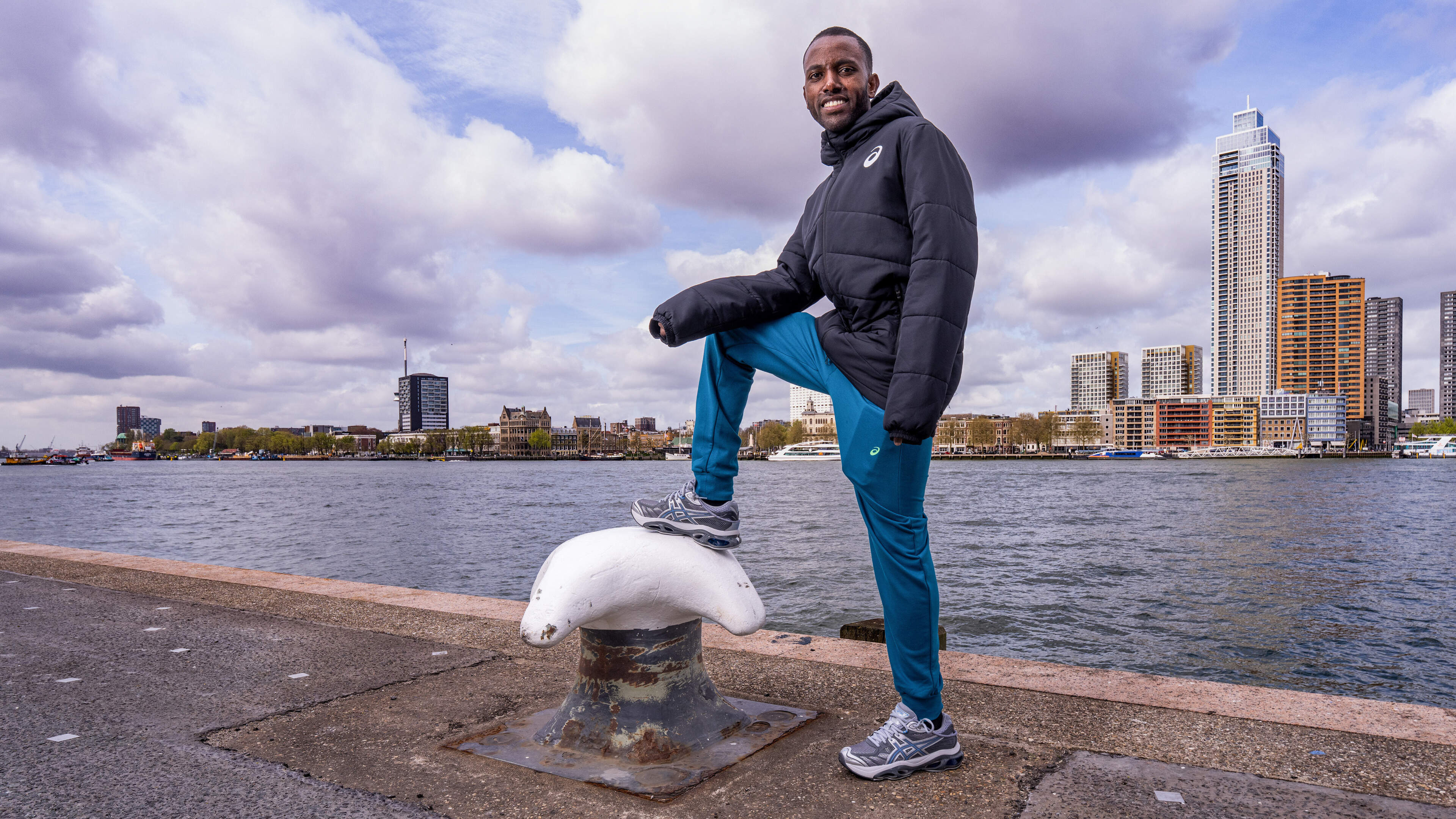 Filmon Tesfu was lasser, maar loopt nu als een wervelwind en is favoriet voor nationale titel in Marathon Rotterdam: ’Hier zit wel muziek in, dacht ik’