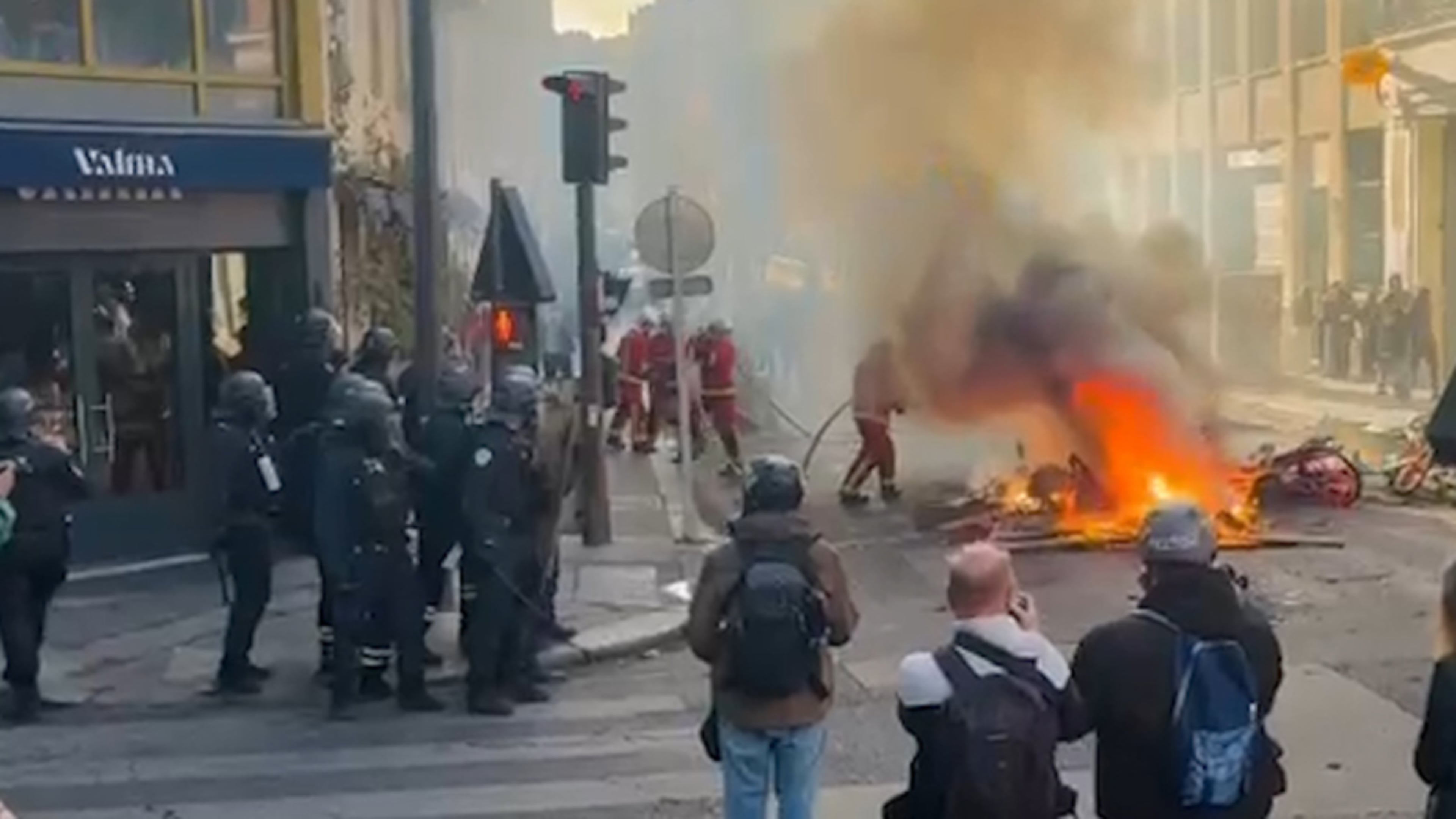 Beelden: politie Parijs zet opnieuw traangas in, relschoppers slaan op de vlucht