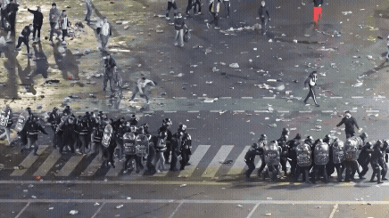 Rellen in Buenos Aires na WK-nederlaag: fans bekogelen politie