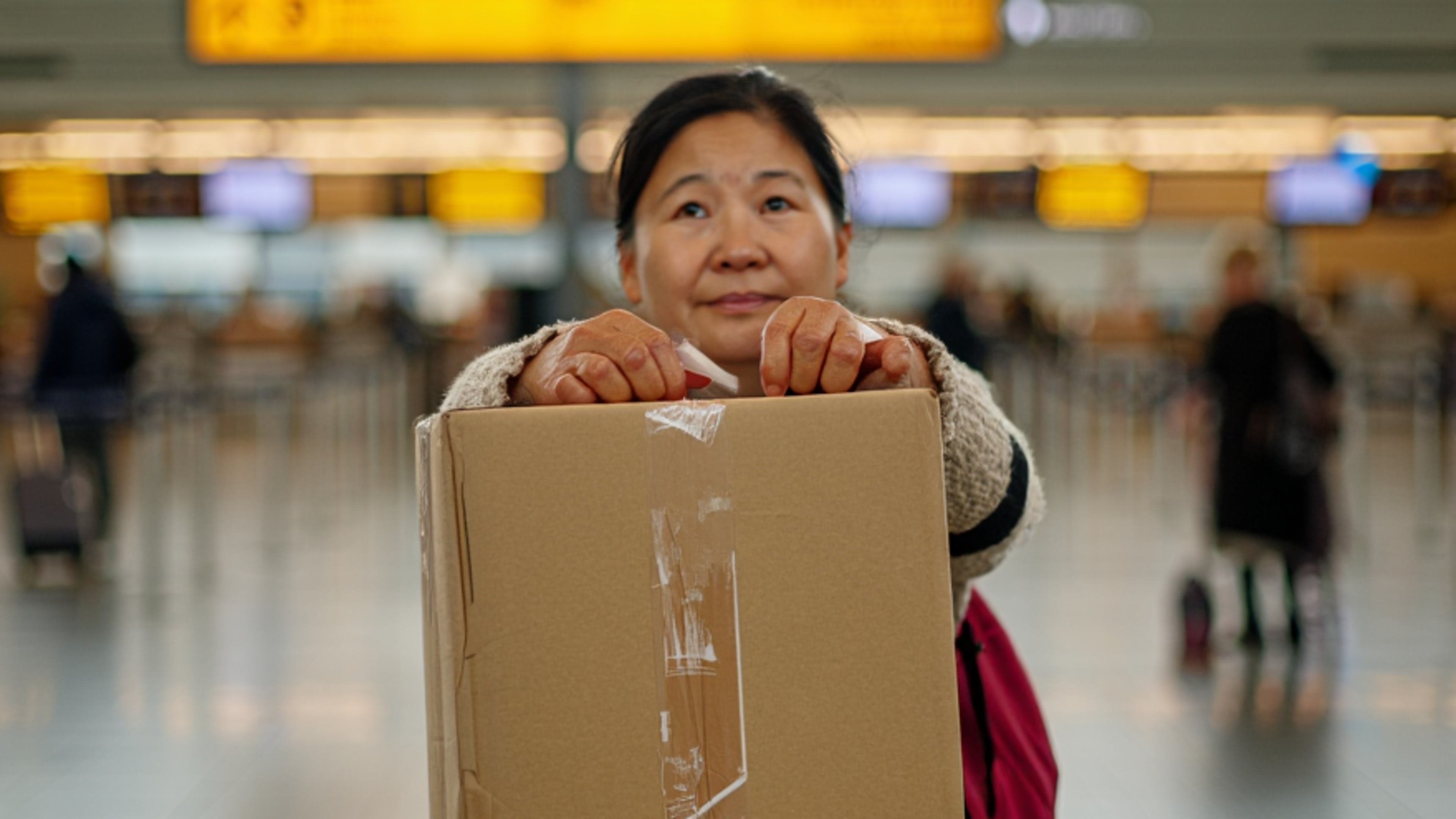 Drugscriminelen ronselen via sociale media onwetende drugskoeriers: ’Wie kan aan boord een pakketje meenemen?’