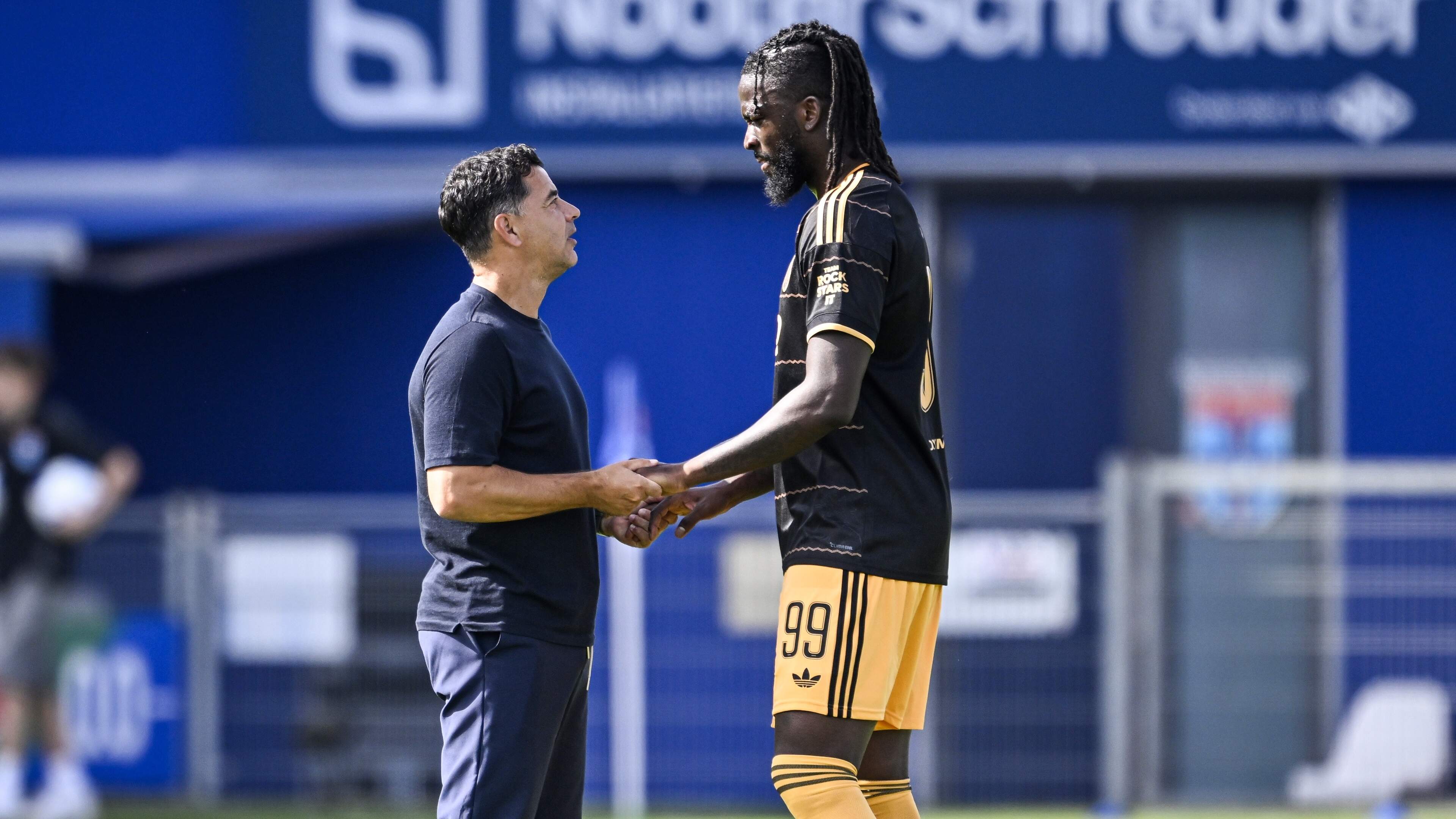 Lyrische Ajax-trainer Michel Sanchez staat minutenlang hand in hand met Tolu Arokodare, maar trapt ook op de rem: ’Daar maak ik me zorgen over’