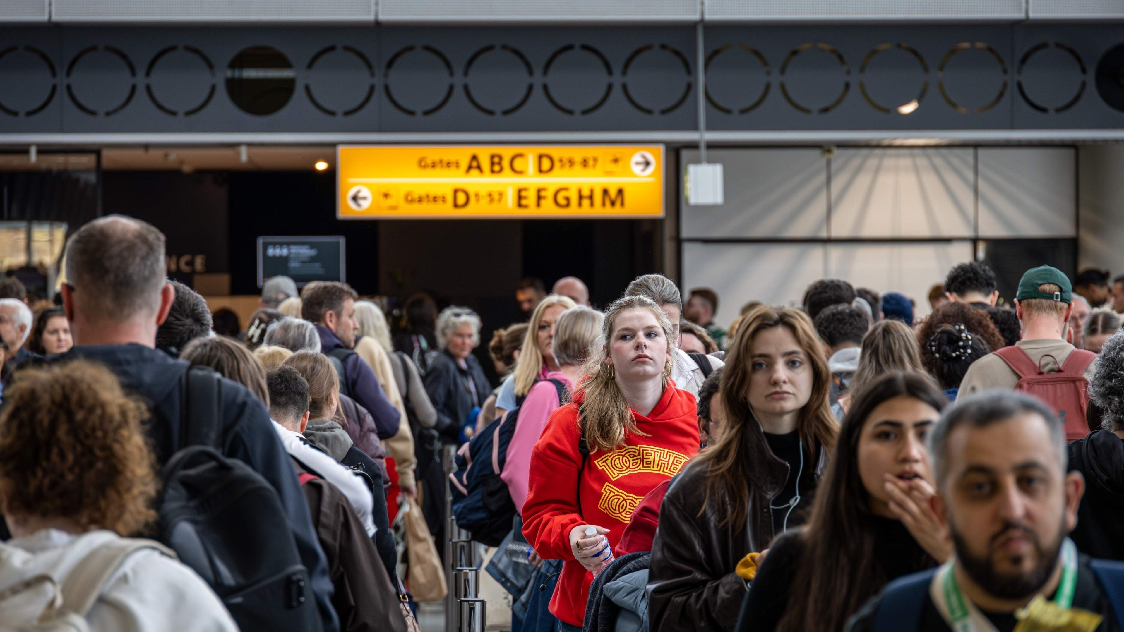 Nieuwe beveiligingsbedrijven Schiphol krijgen boete voor lange rijen