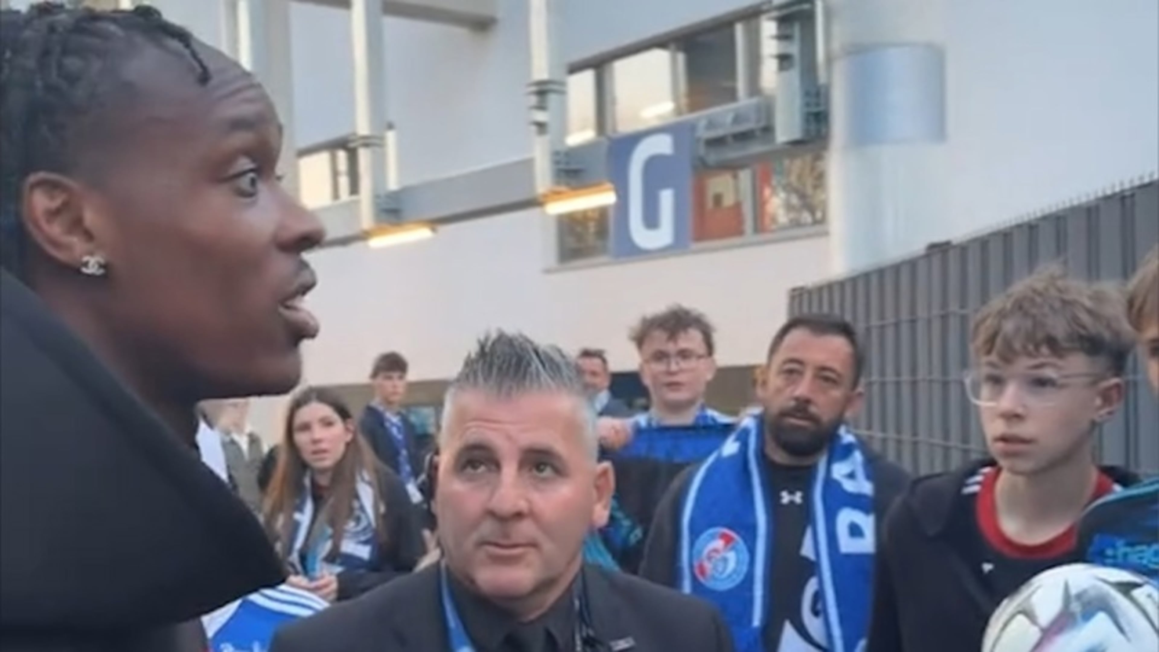 Nederlandse spits opgewacht door boze fans RC Strasbourg