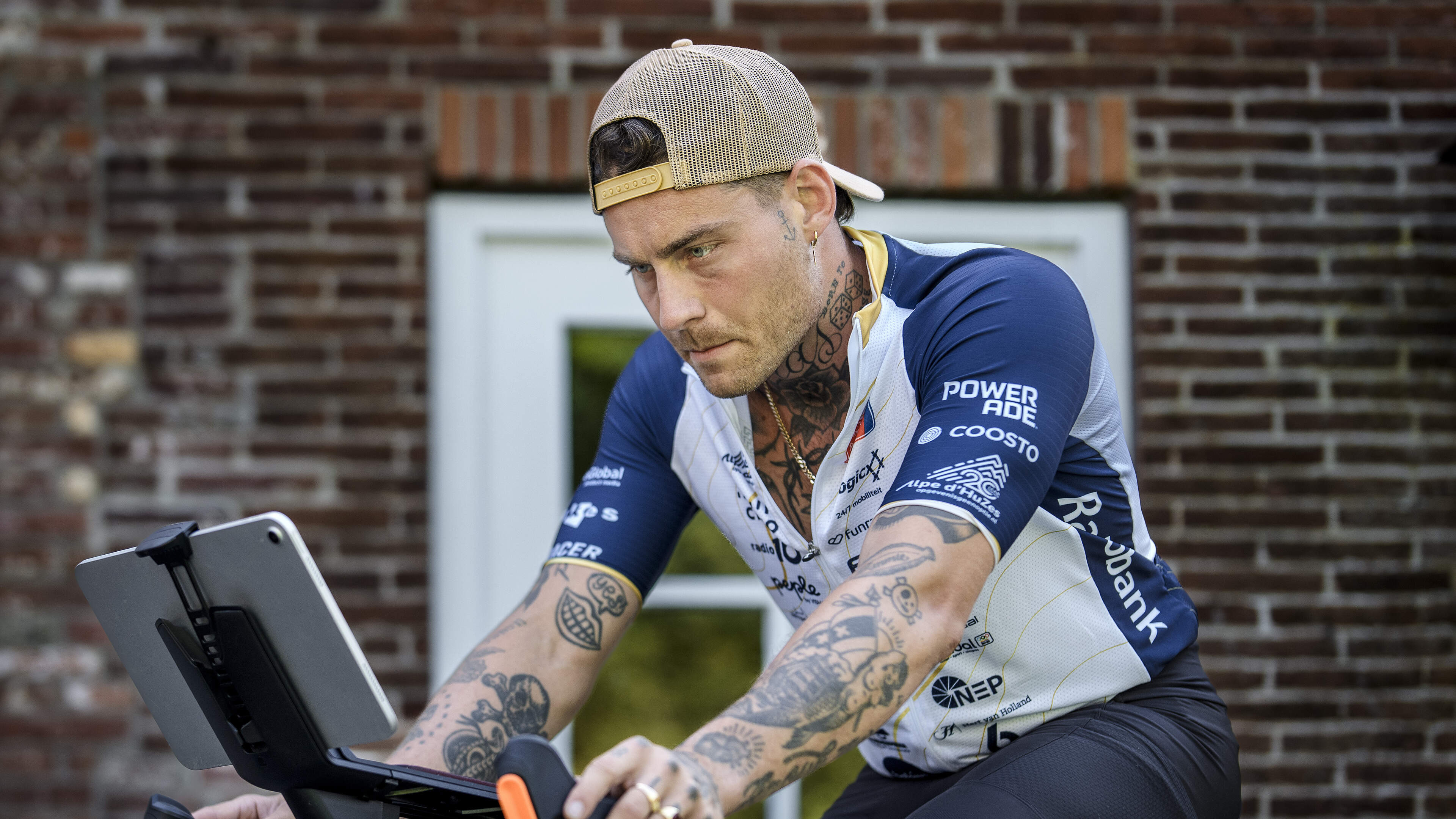 Douwe Bob (33) bereidt zich voor op zwaarste tocht van zijn leven: ’Sinds ik kinderen heb, ben ik een emotioneel wrak’