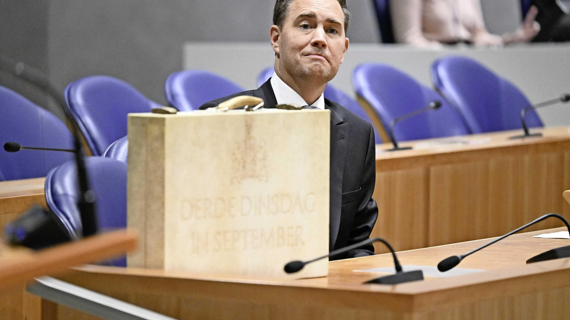 Minister Eelco Heinen met het koffertje met daarin de Miljoenennota. 