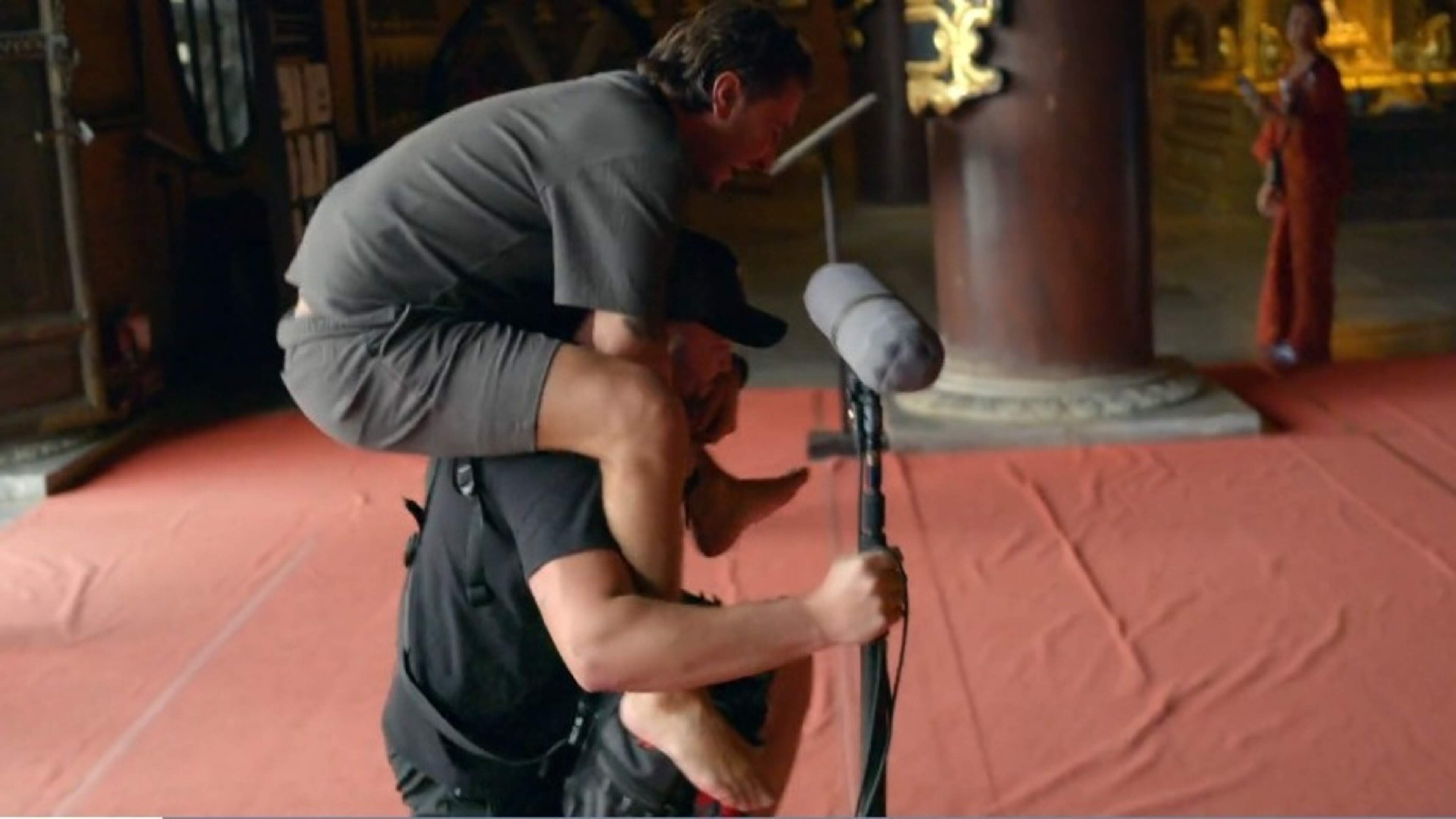 Alles voor een finaleplek in Het perfecte plaatje op reis: Danny Froger klimt op cameraman in tempel