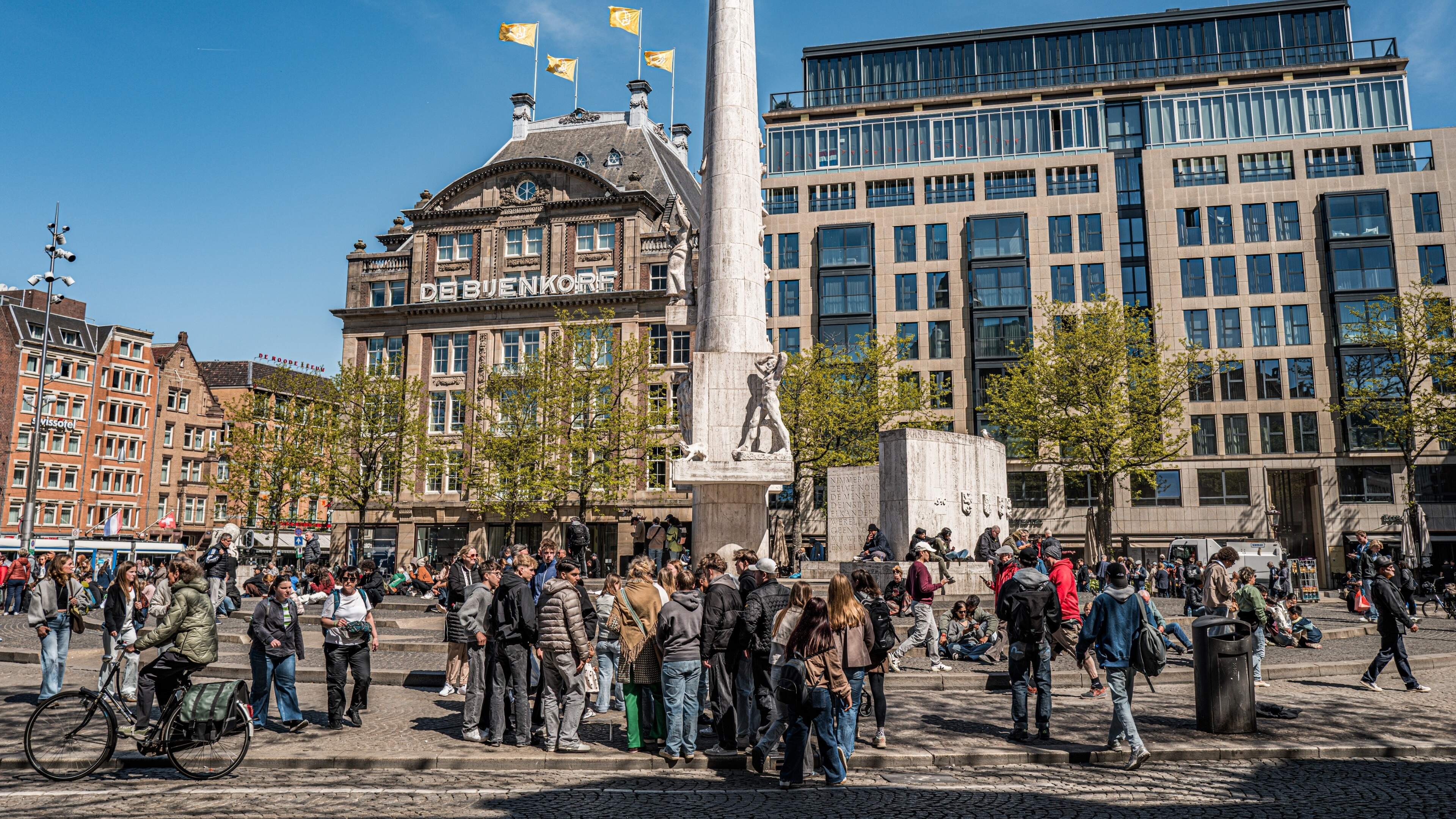 ’Monument op de Dam beklad met rode verf’