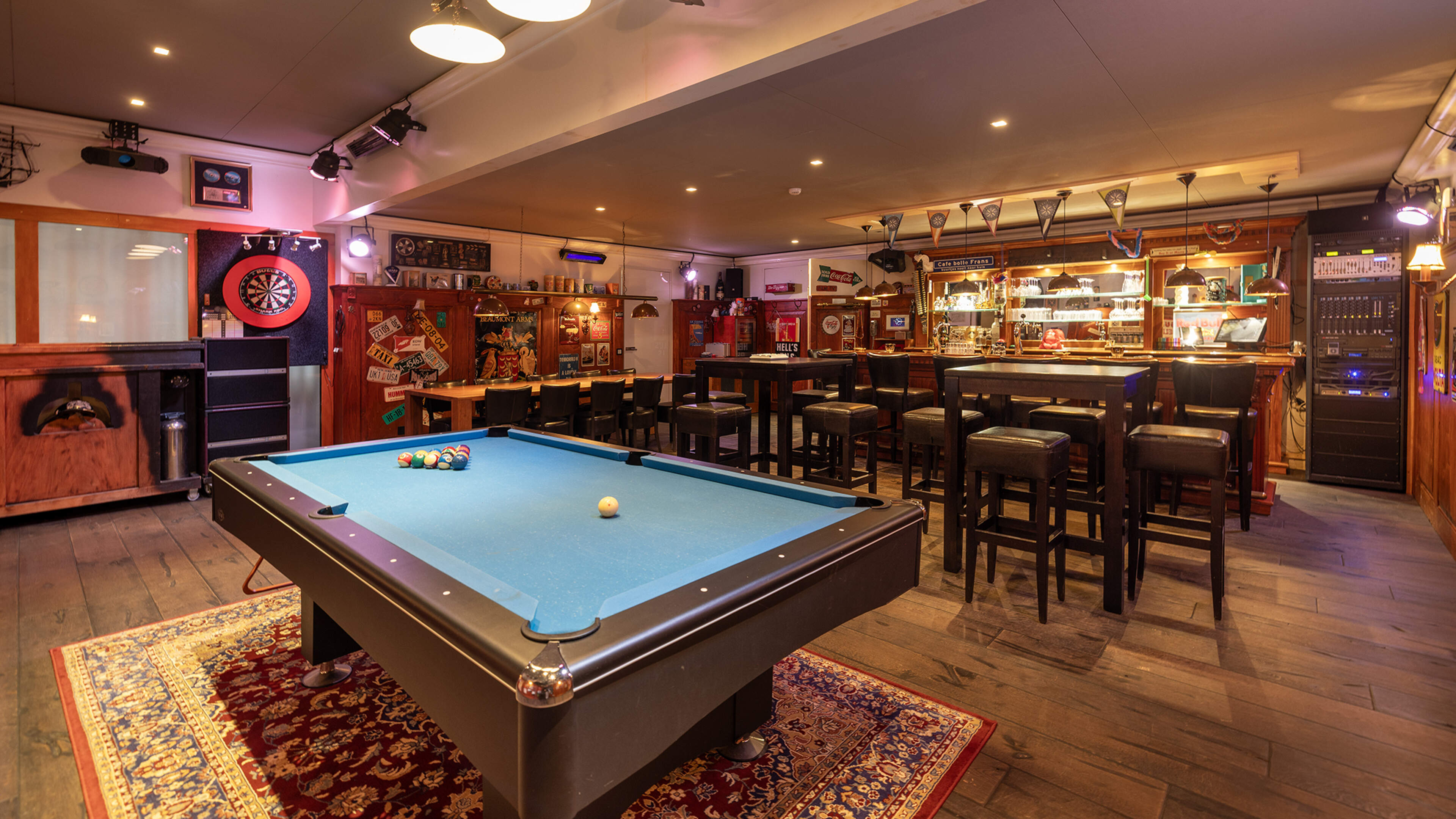 Bruine kroeg, zwembad en thuisbios: deze miljoenenhuizen trekken veel bekijks op Funda