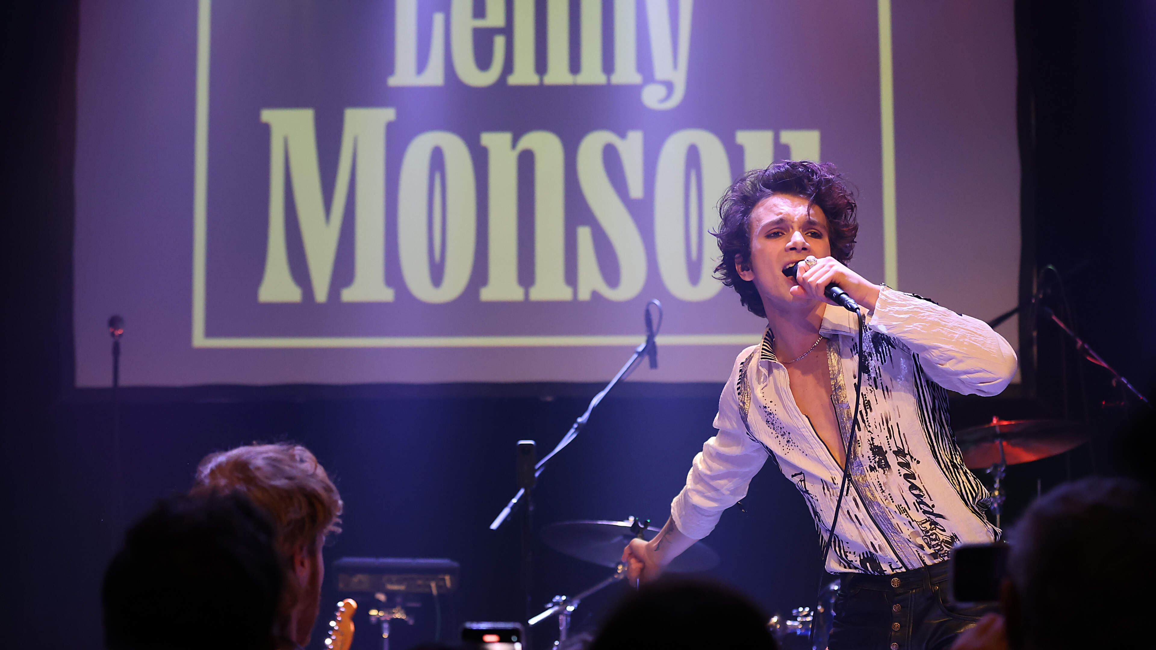 Lenny Monsou trapt tour af, de energie spat van het podium: waarom kennen we die jongen nog niet?