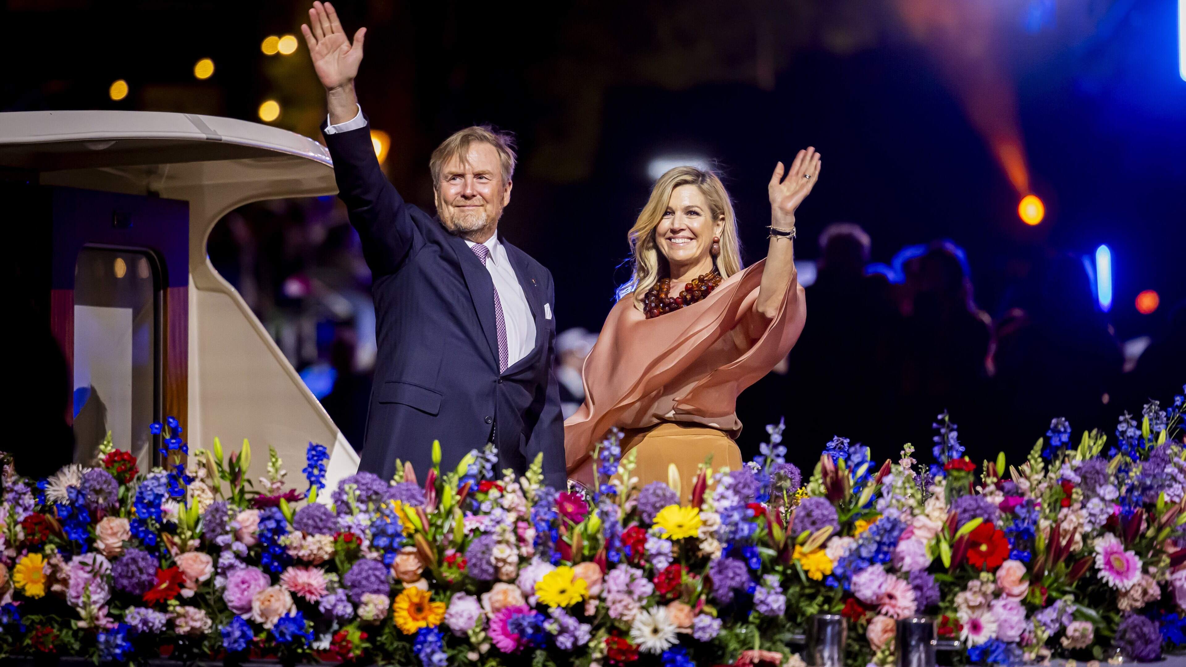 Máxima bij bevrijdingsconcert in bruin/zalmroze: een niet voor de hand liggende kleurencombinatie