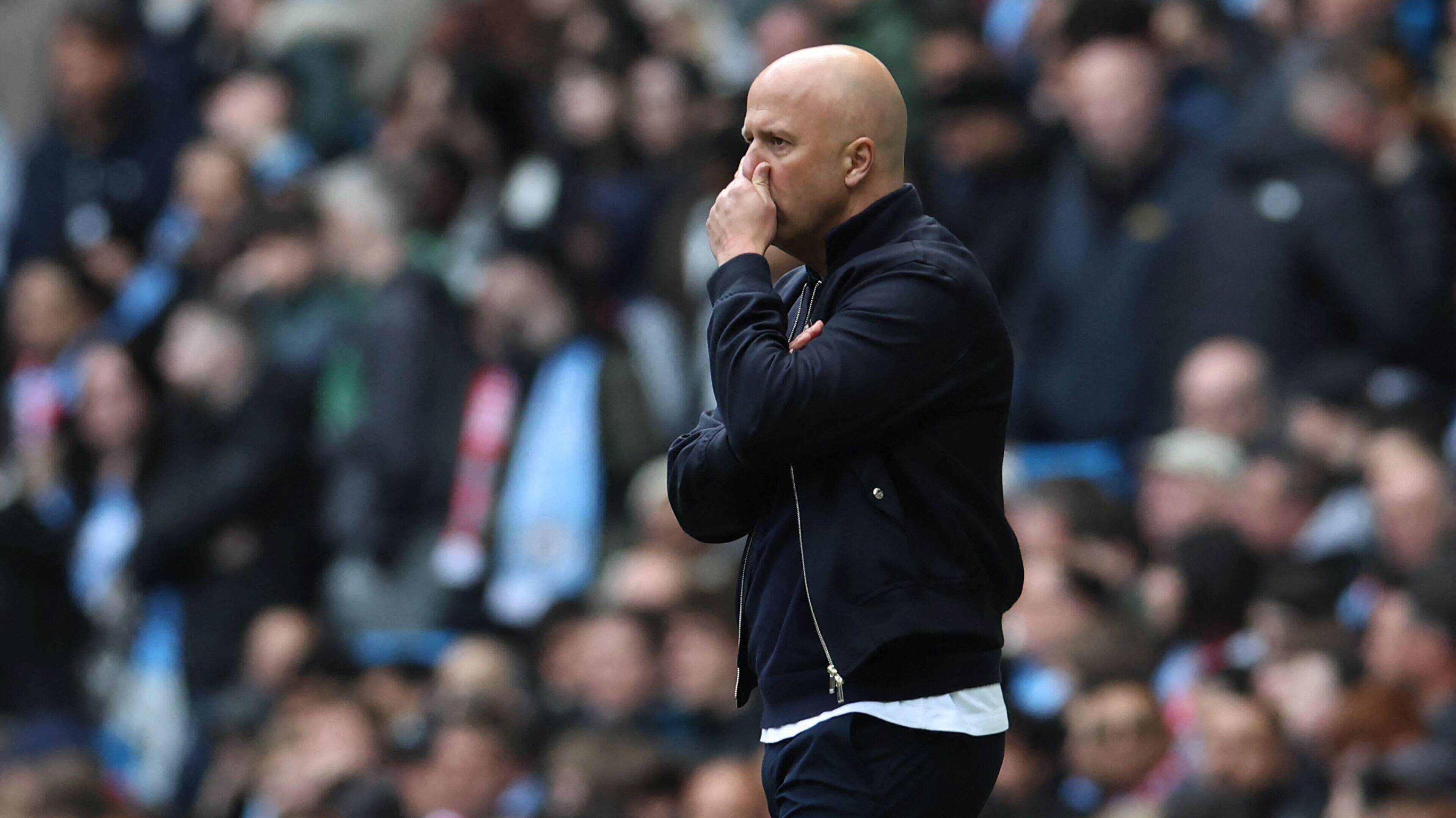 Engelse media na afgang Liverpool: ’Als Arne Slot dit seizoen overleeft, dan is dat een verrassing’