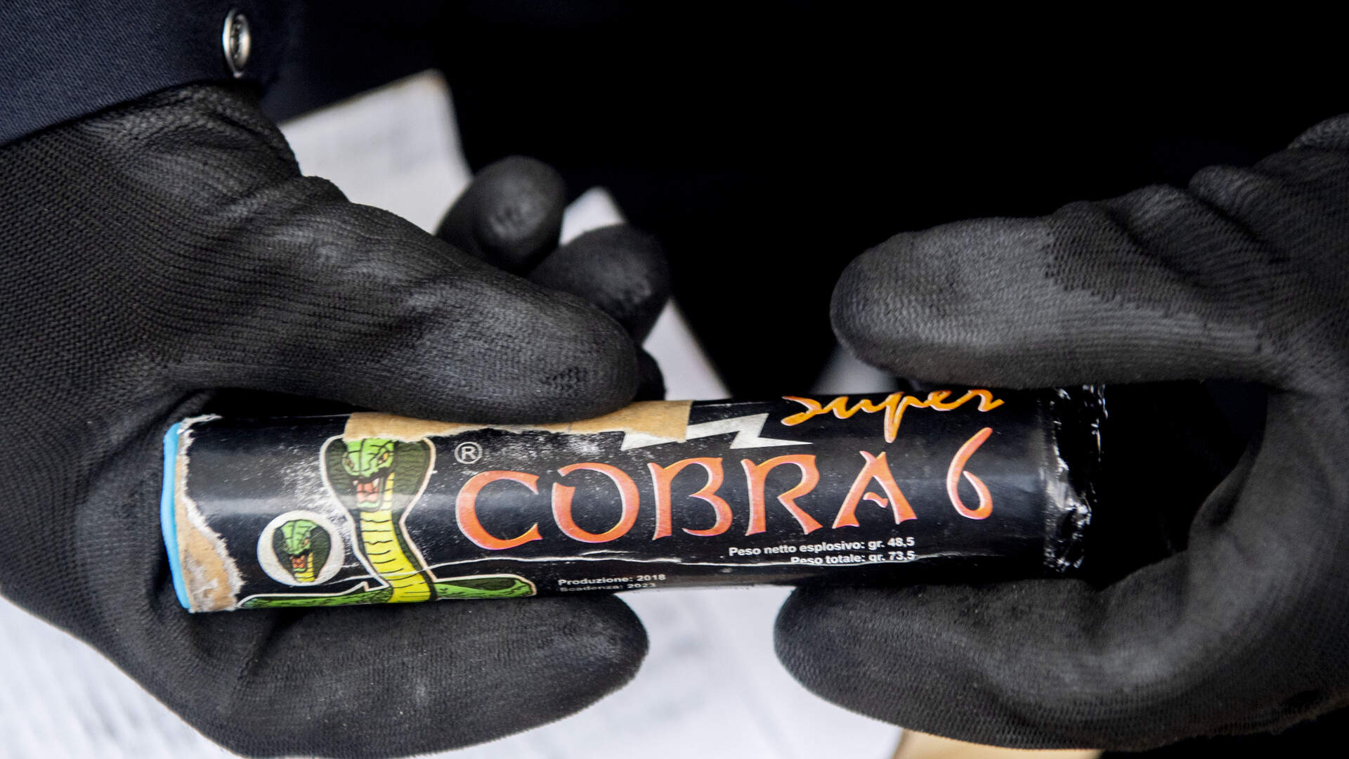 Per 1 augustus geldt er een algeheel vuurwerkverbod in Nederland. Het bezitten, kopen, vervoeren en afsteken van een Cobra 6 is daarentegen al jaren verboden in ons land.