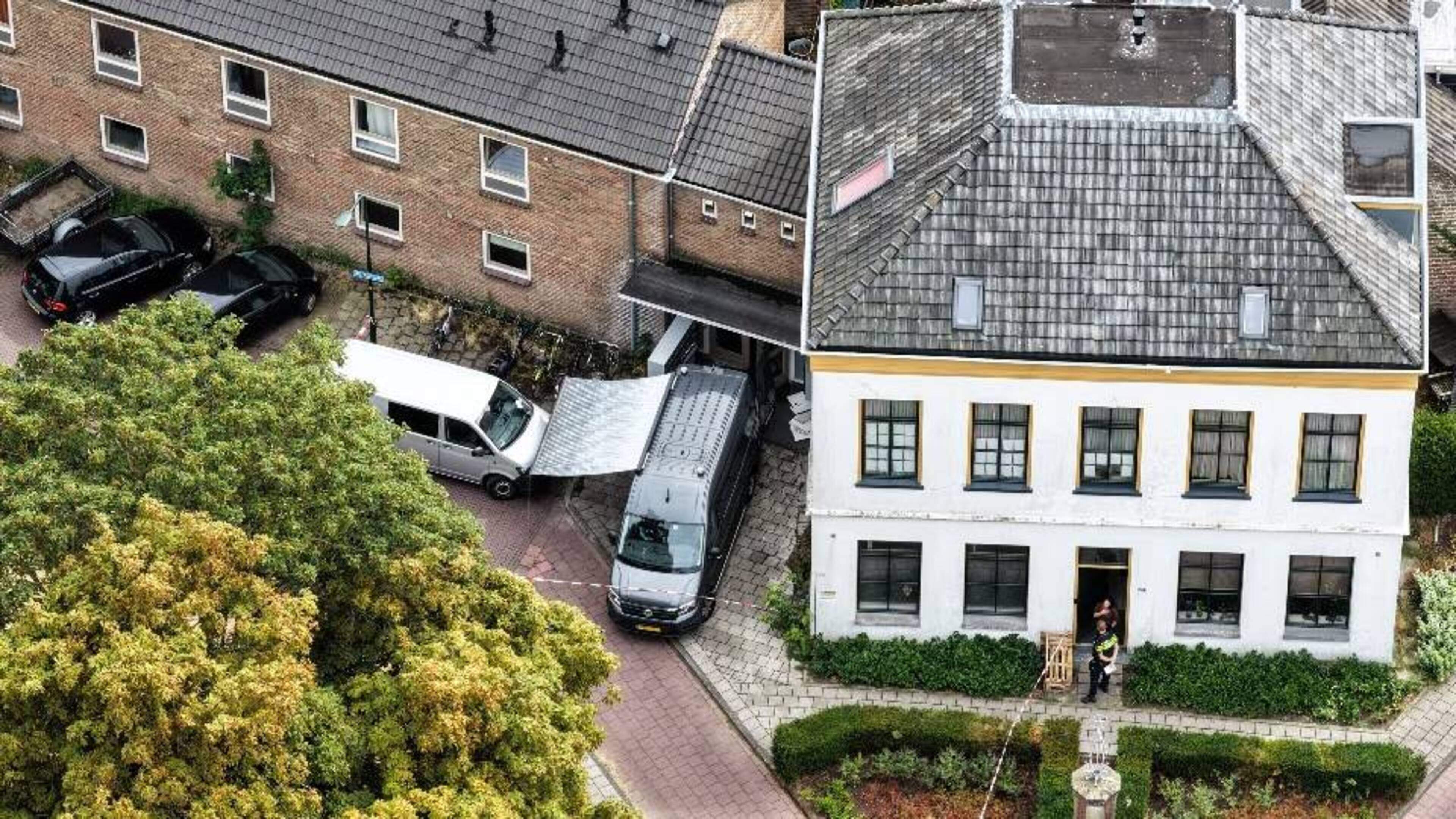 Heiloo geschokt na steekpartij waarbij vrouw (19) omkwam in oude pastorie: verdachte (20) belde zelf politie