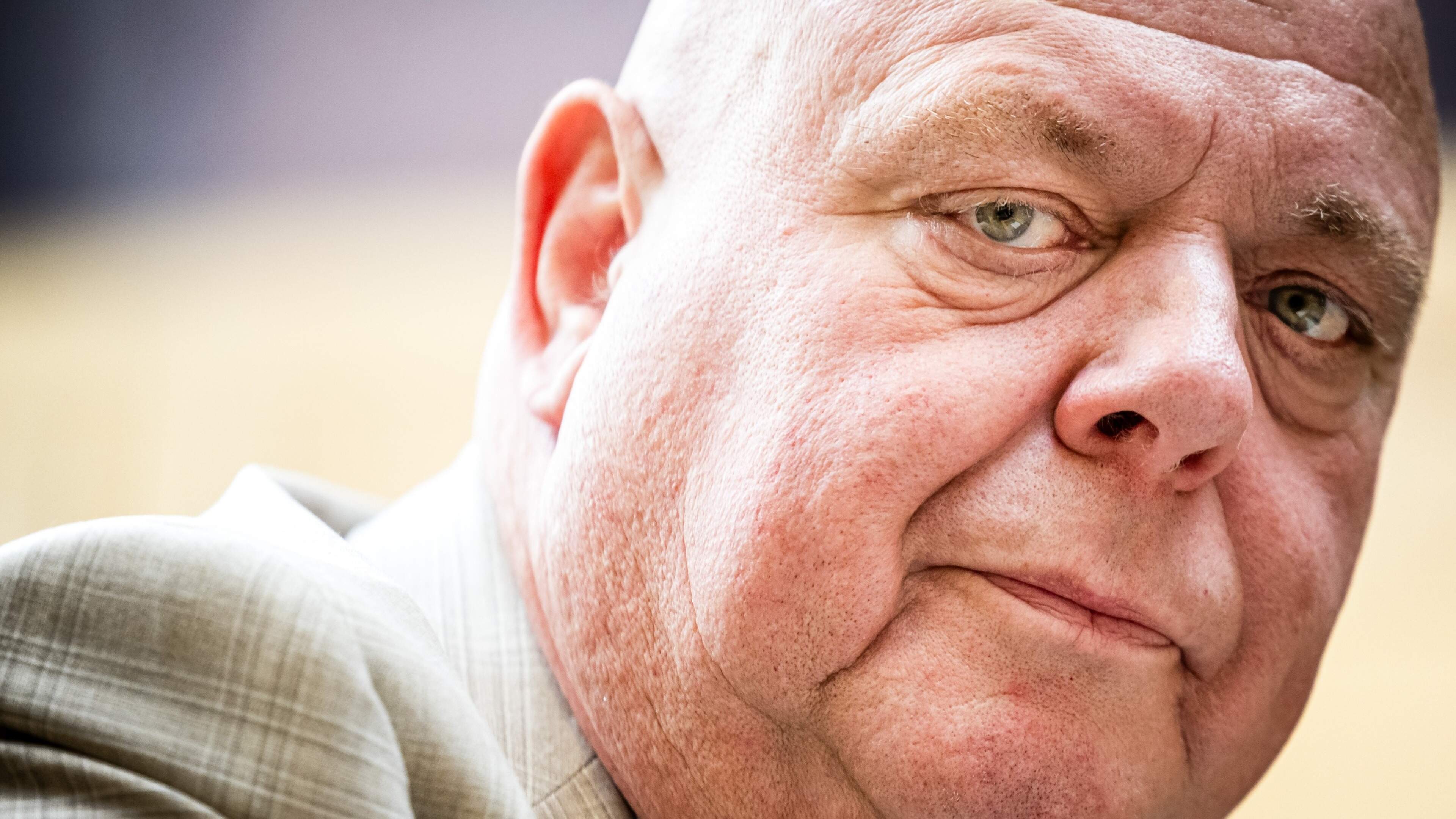 OM eist werkstraf tegen Peter Gillis na vermeend geweld tegen ex-vriendin Nicol Kremers: ’Ben je vrijwillig met hem naar boven gegaan?’