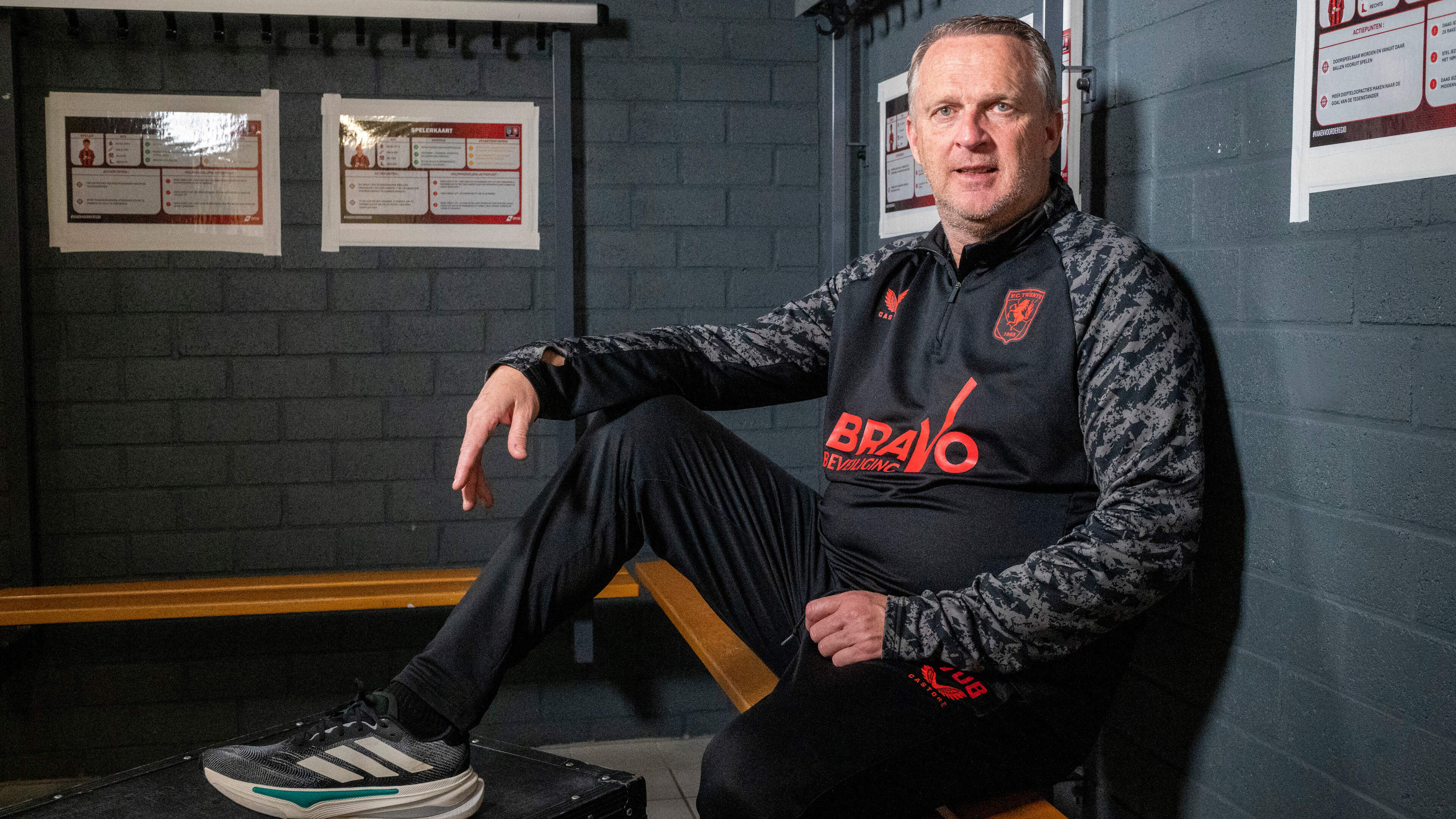 Na zware zomer geniet John van den Brom (59) van succes met FC Twente: van thuis ’gek worden’ naar elke dag op het trainingsveld