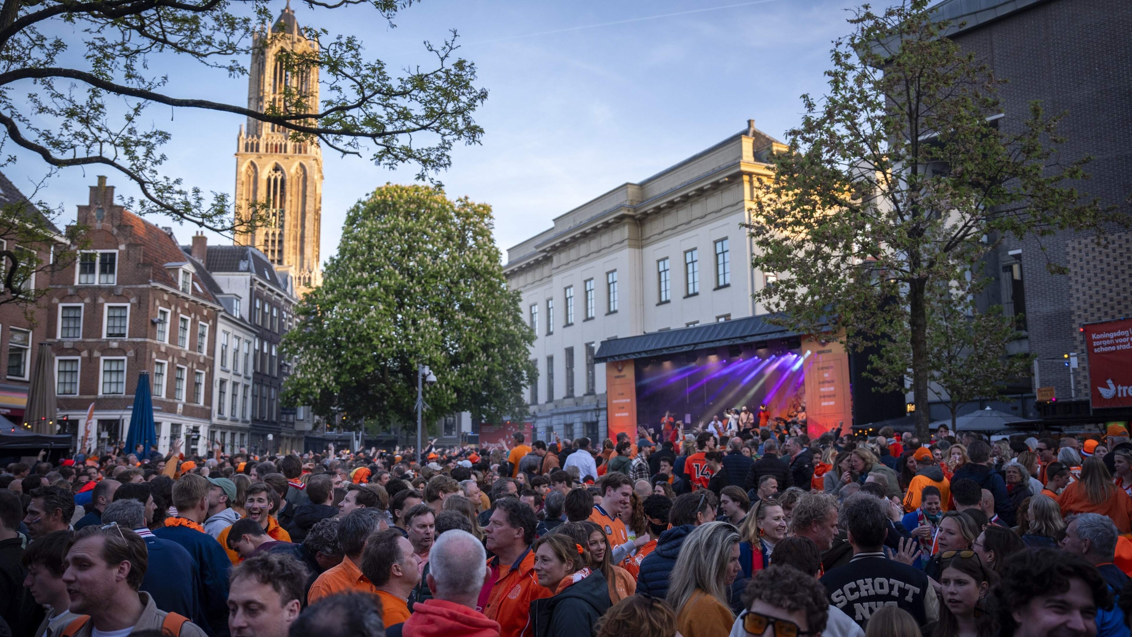 LIVE | Utrecht roept op niet meer naar de stad te komen tijdens Koningsnacht 