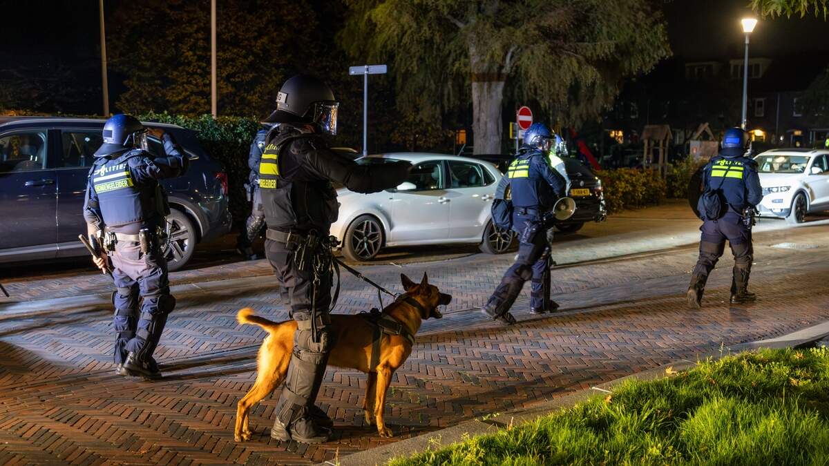 Des manifestants anti-azc défilent dans les quartiers résidentiels d’Uithoorn, la police est bombardée d’œufs et de feux d’artifice