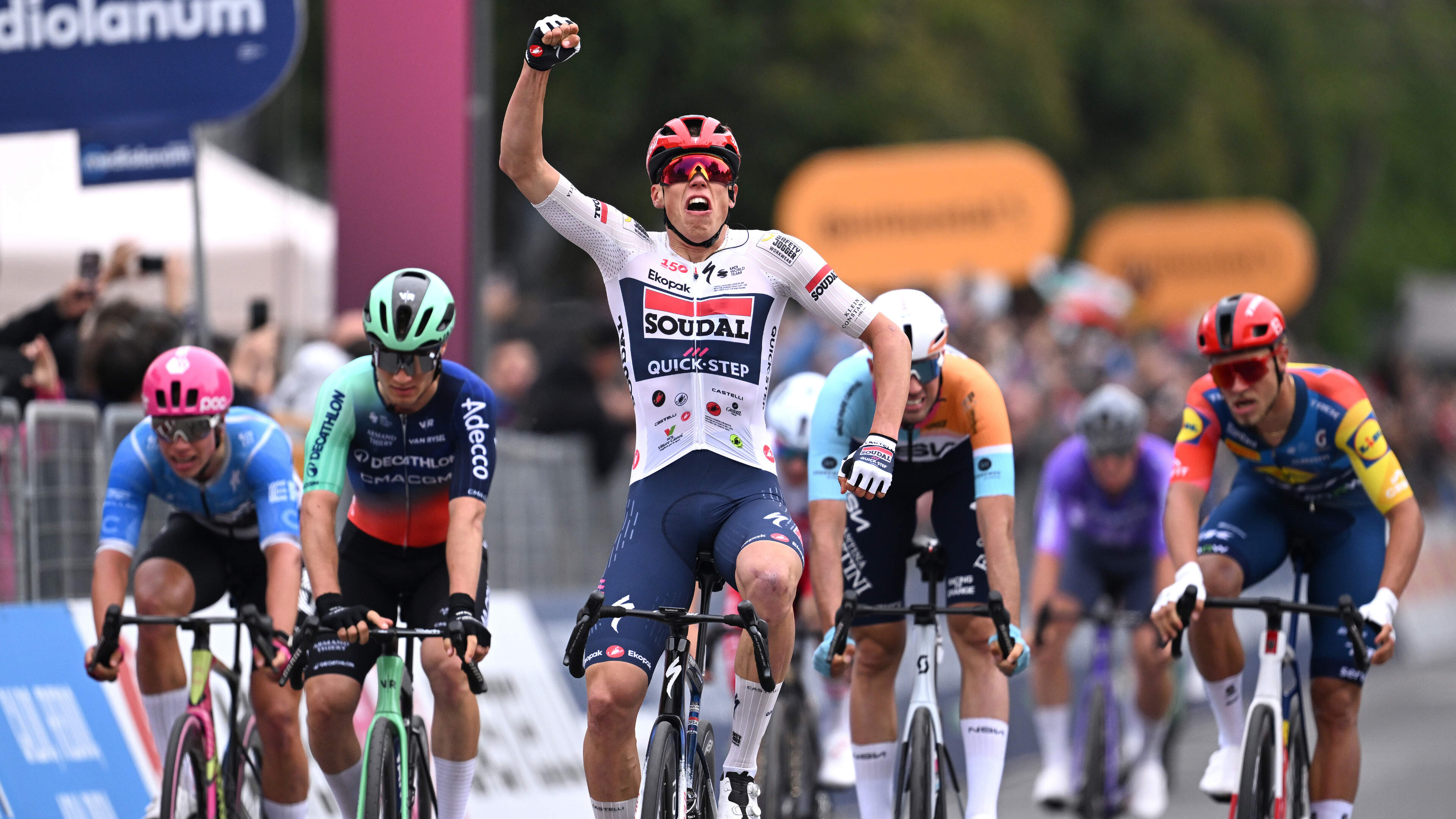 Massale valpartij vlak voor finish, Fransman Paul Magnier wint eerste etappe Giro d’Italia